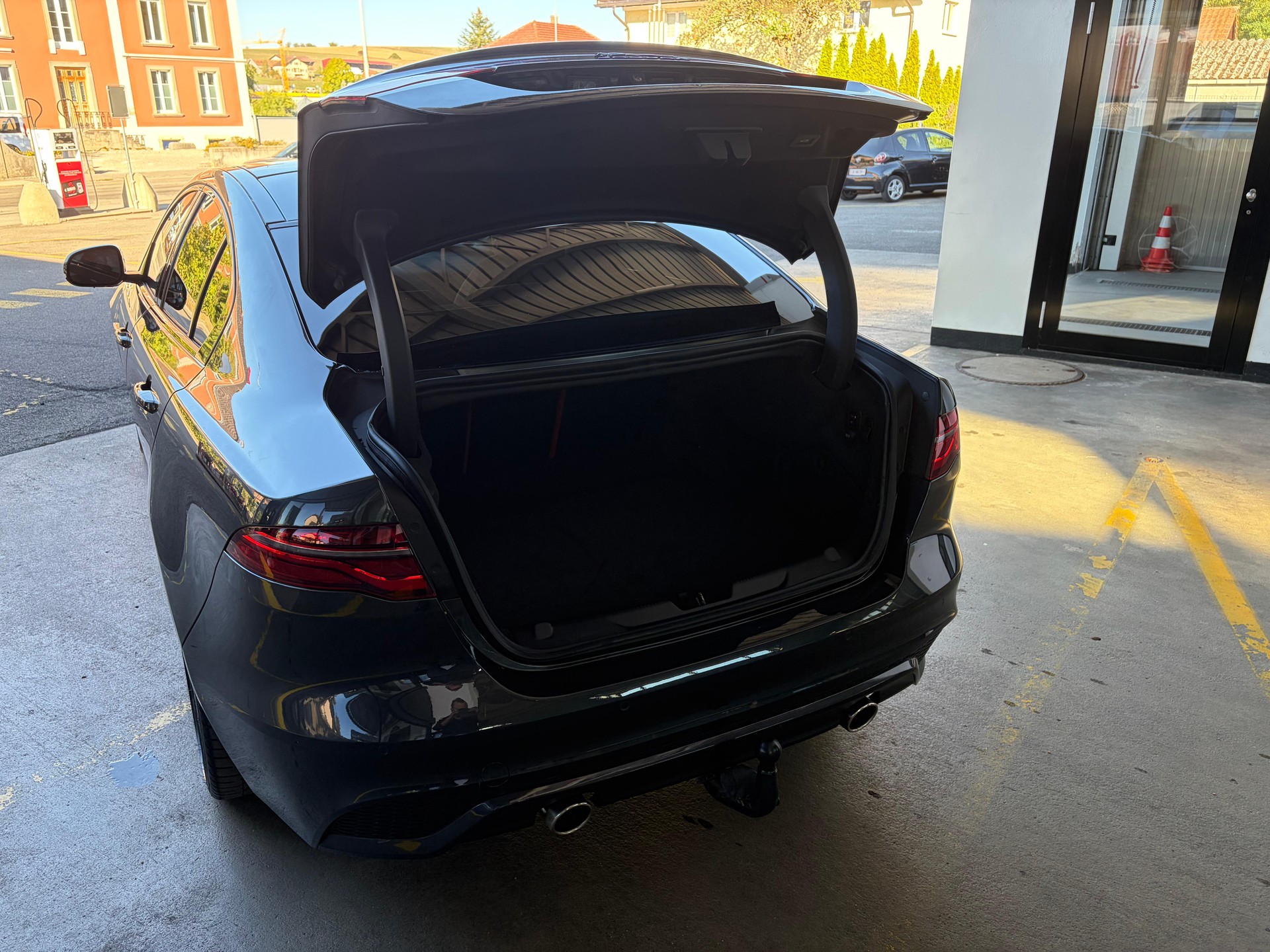 JAGUAR XE 2.0 T 300 Sport AWD-image-8
