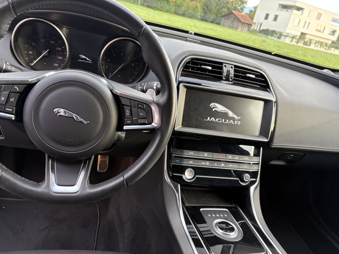 JAGUAR 2.0 T 200 Portfolio-image-4