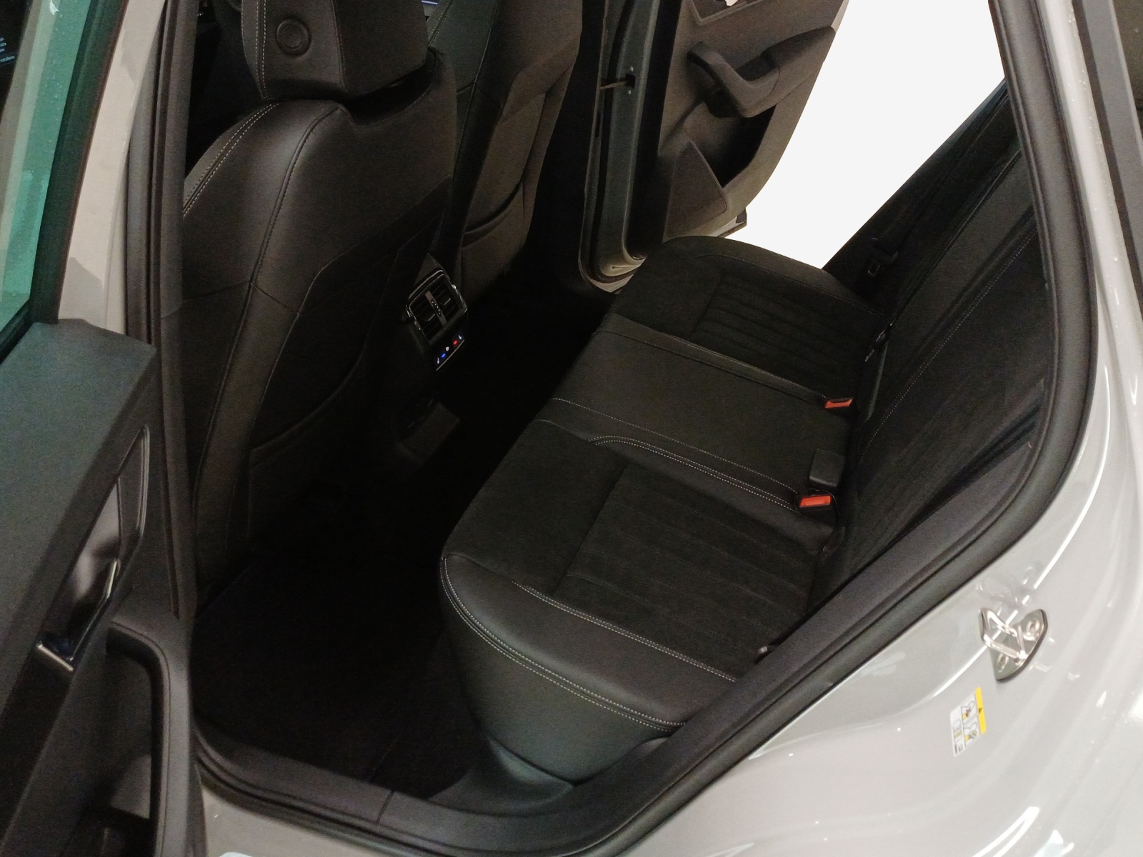 SKODA Karoq 2.0 TSI SportLine 4x4 DSG-image-11