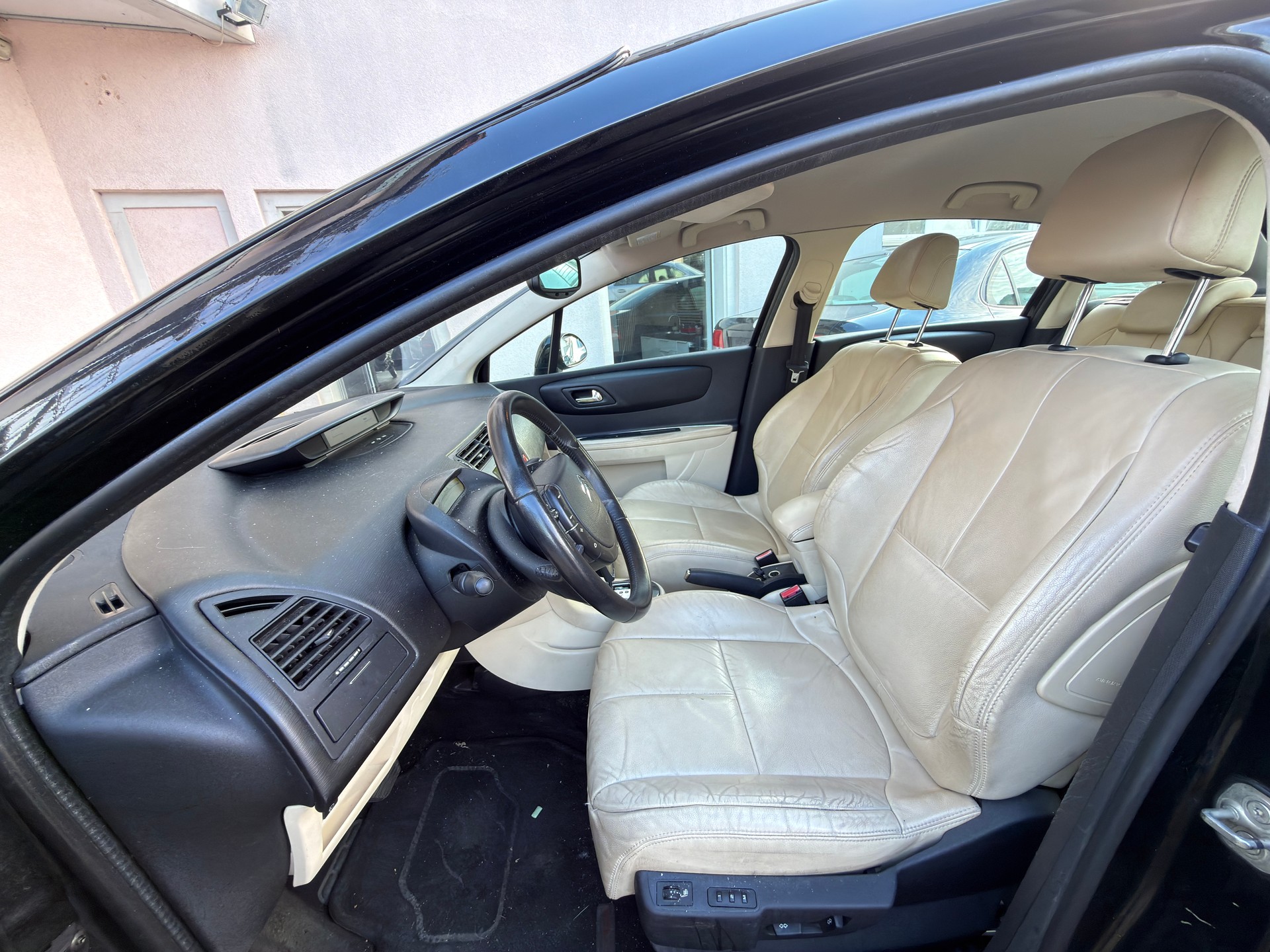 CITROEN C4 Berline 1.6i 16V VTR-image-6