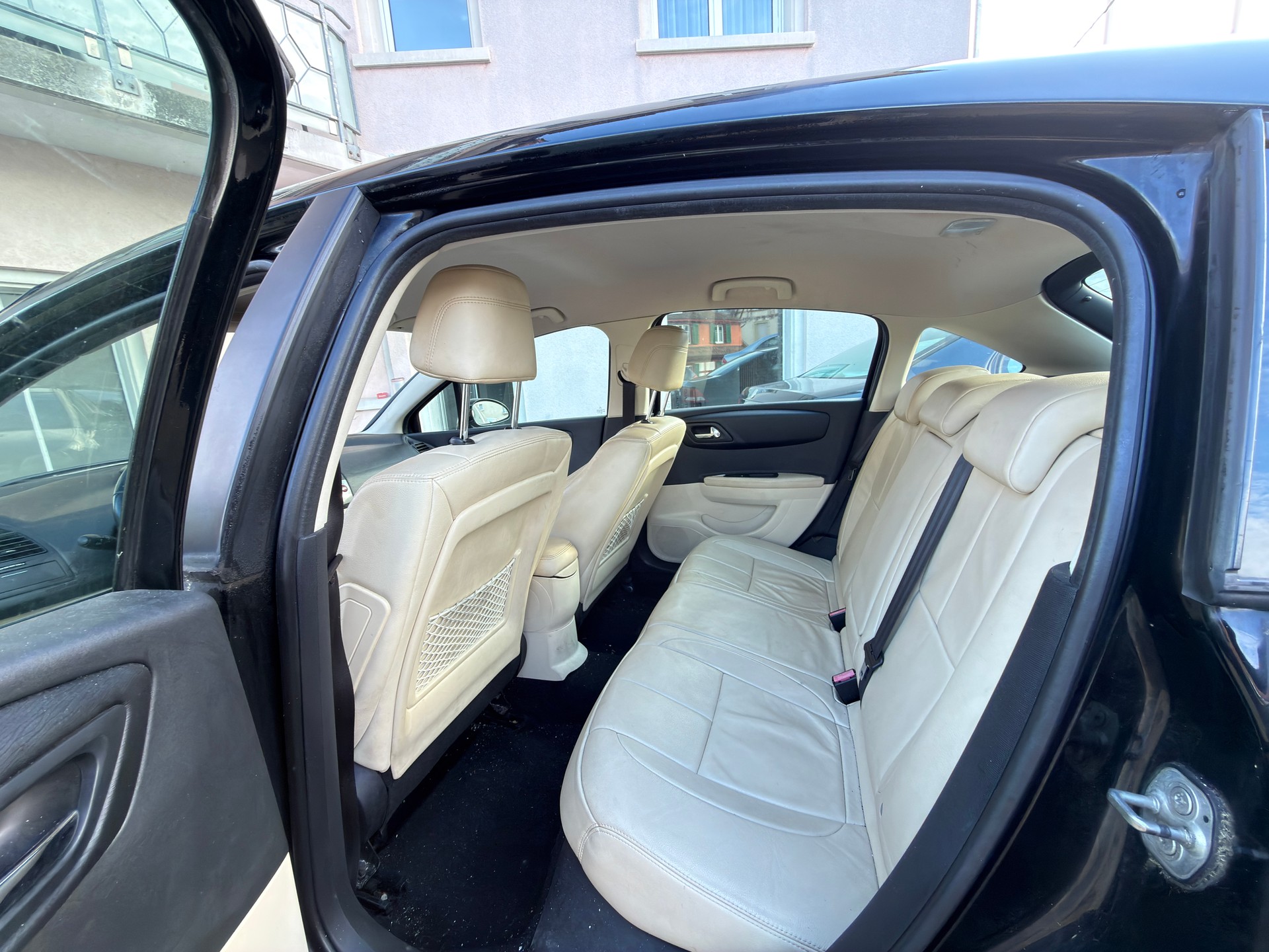 CITROEN C4 Berline 1.6i 16V VTR-image-8