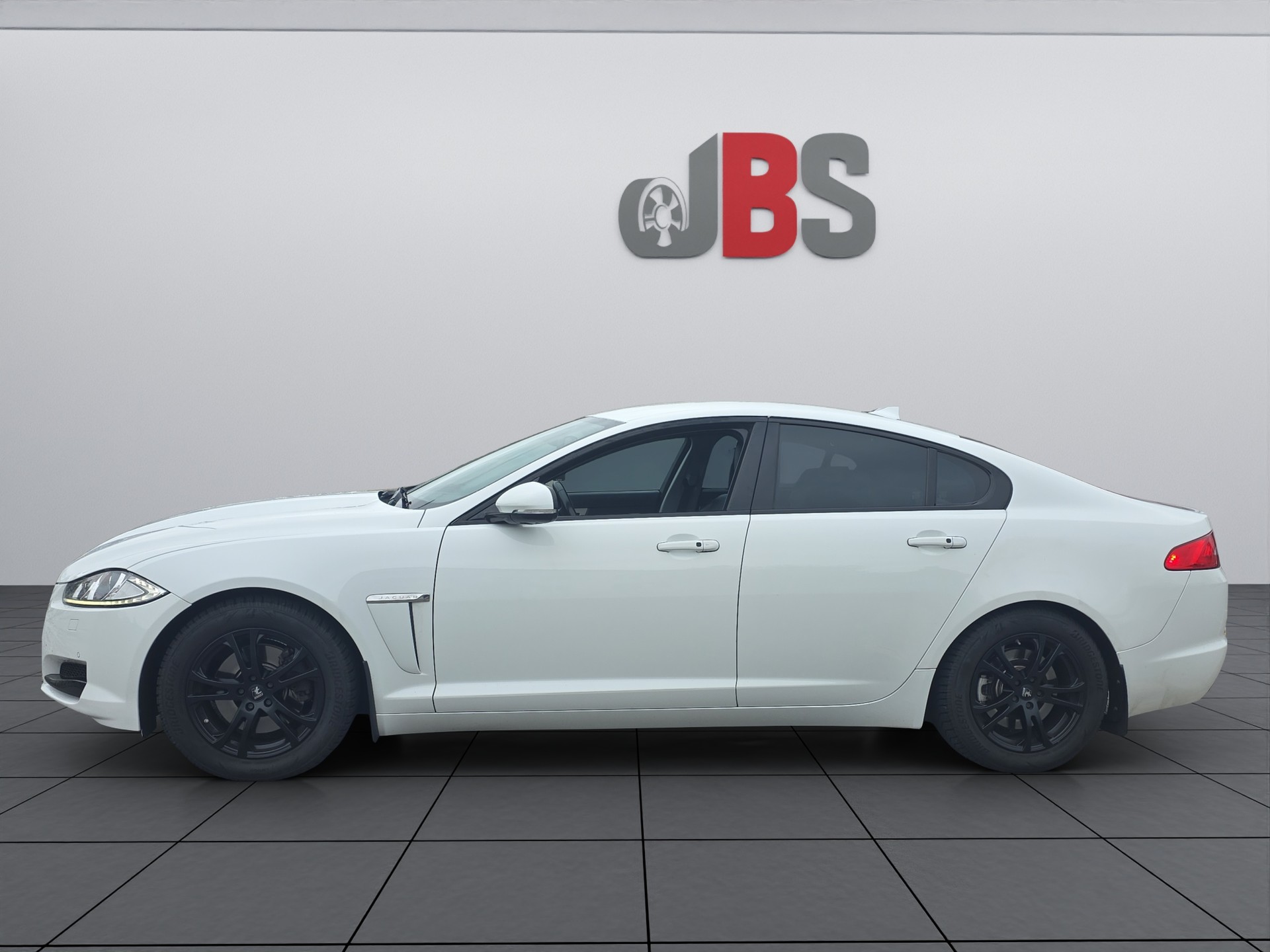 JAGUAR XF 2.2d R-Sport-showroom-element-1