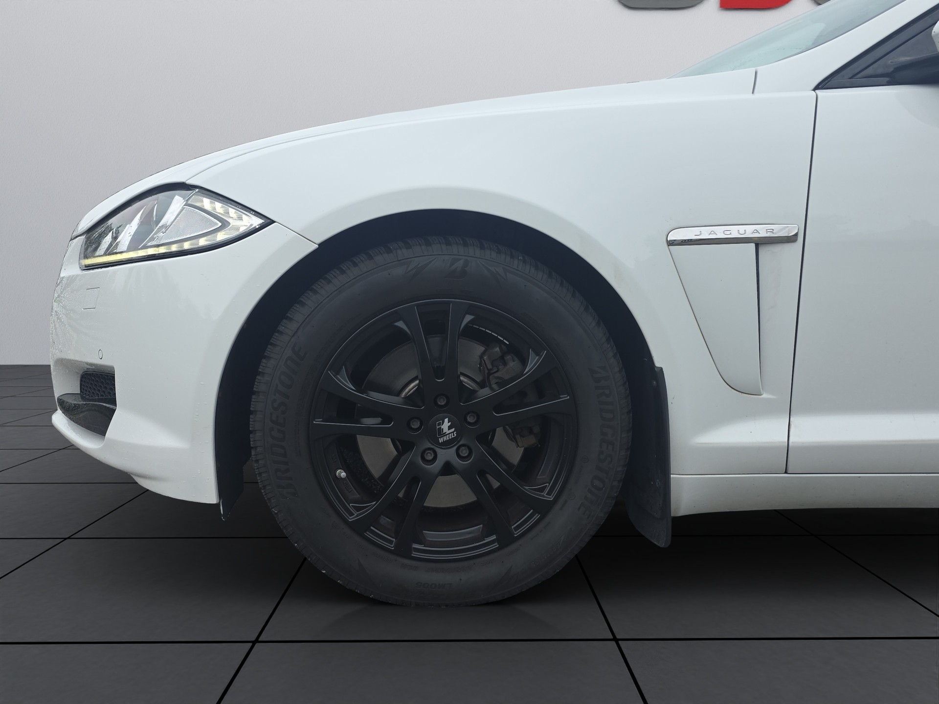 JAGUAR XF 2.2d R-Sport-image-17