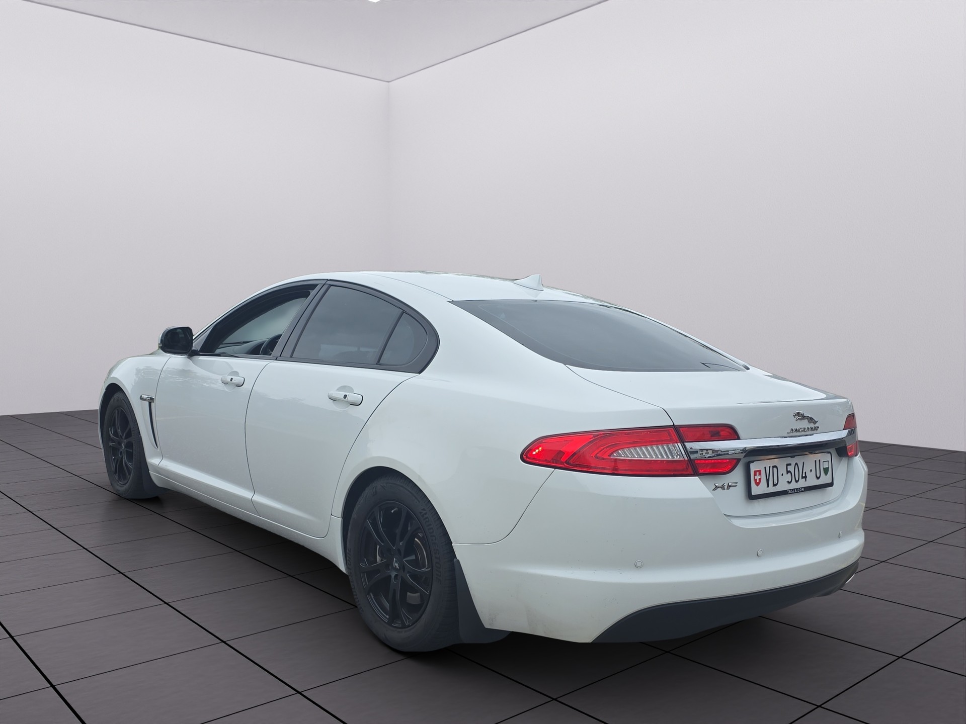 JAGUAR XF 2.2d R-Sport-showroom-element-3