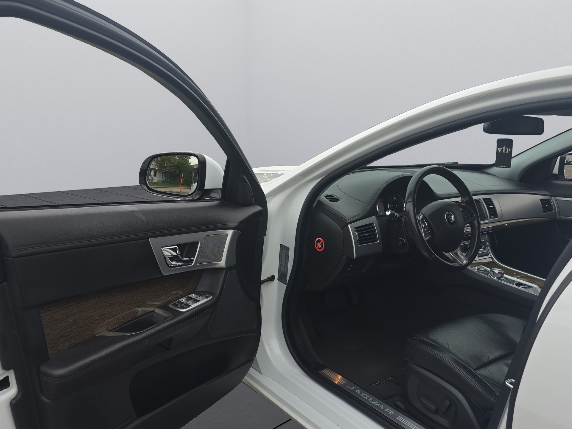 JAGUAR XF 2.2d R-Sport-image-16