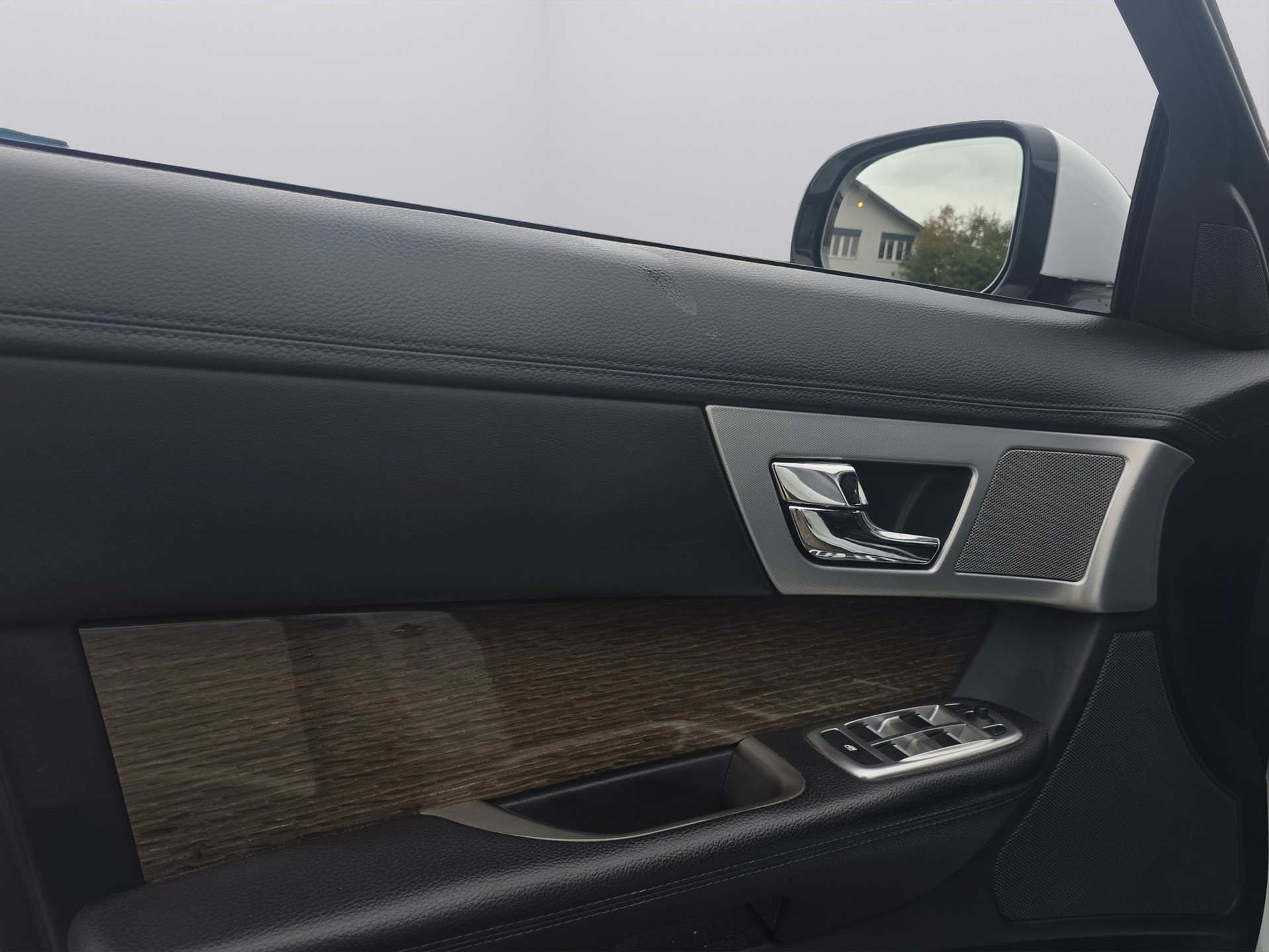 JAGUAR XF 2.2d R-Sport-image-11