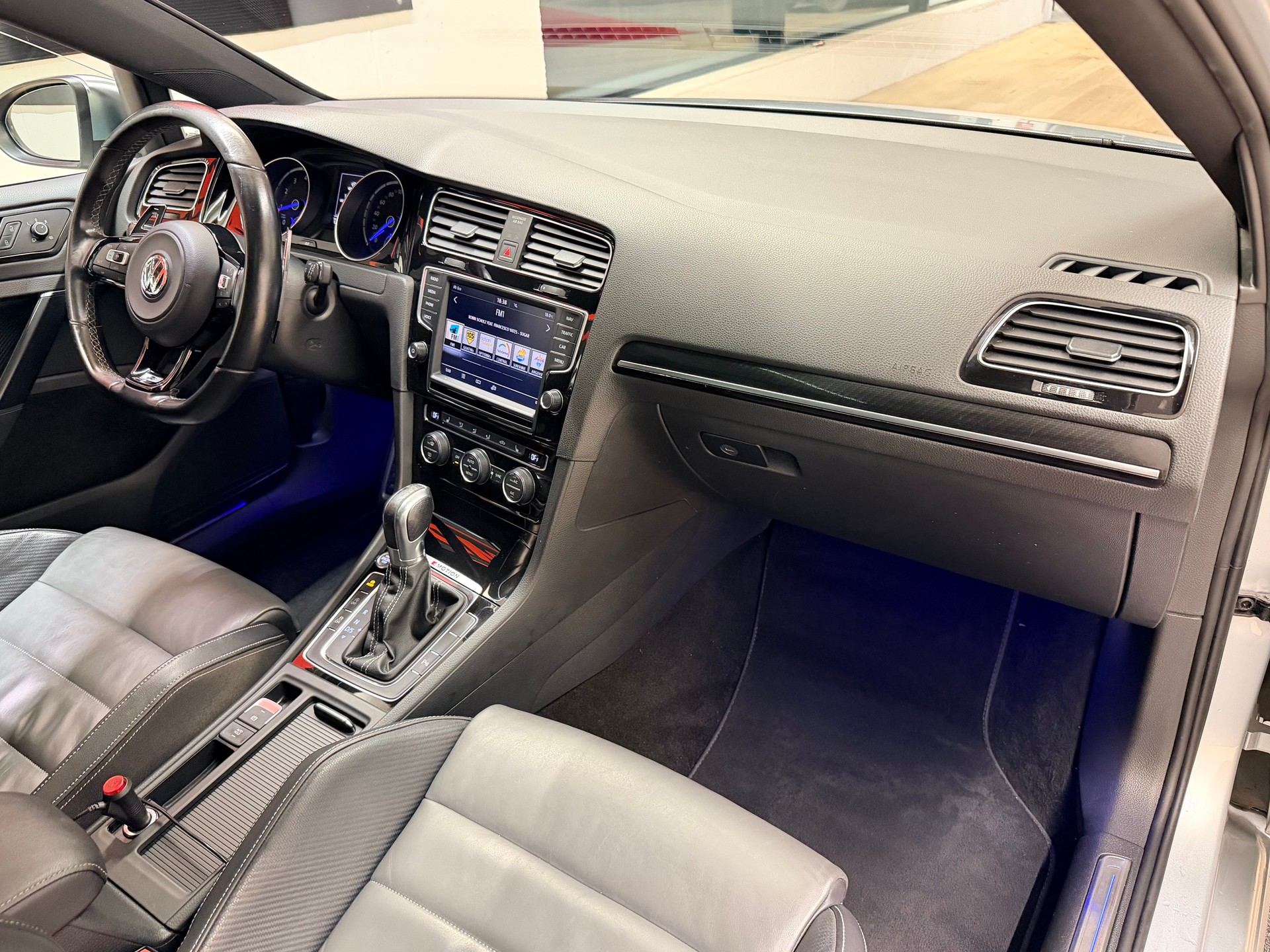 VW Golf Variant 2.0 TSI R 4 Motion DSG-image-17