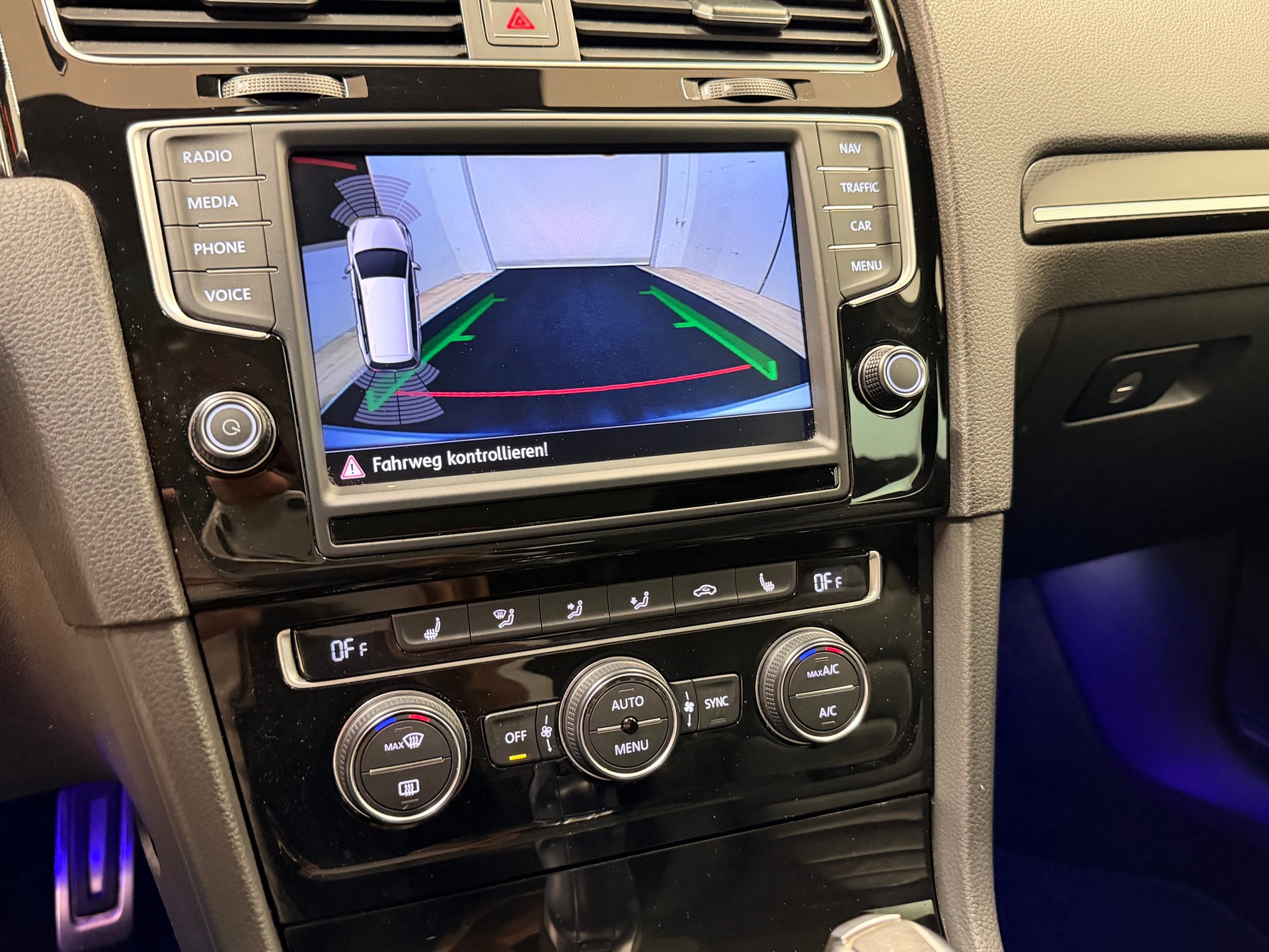 VW Golf Variant 2.0 TSI R 4 Motion DSG-image-24