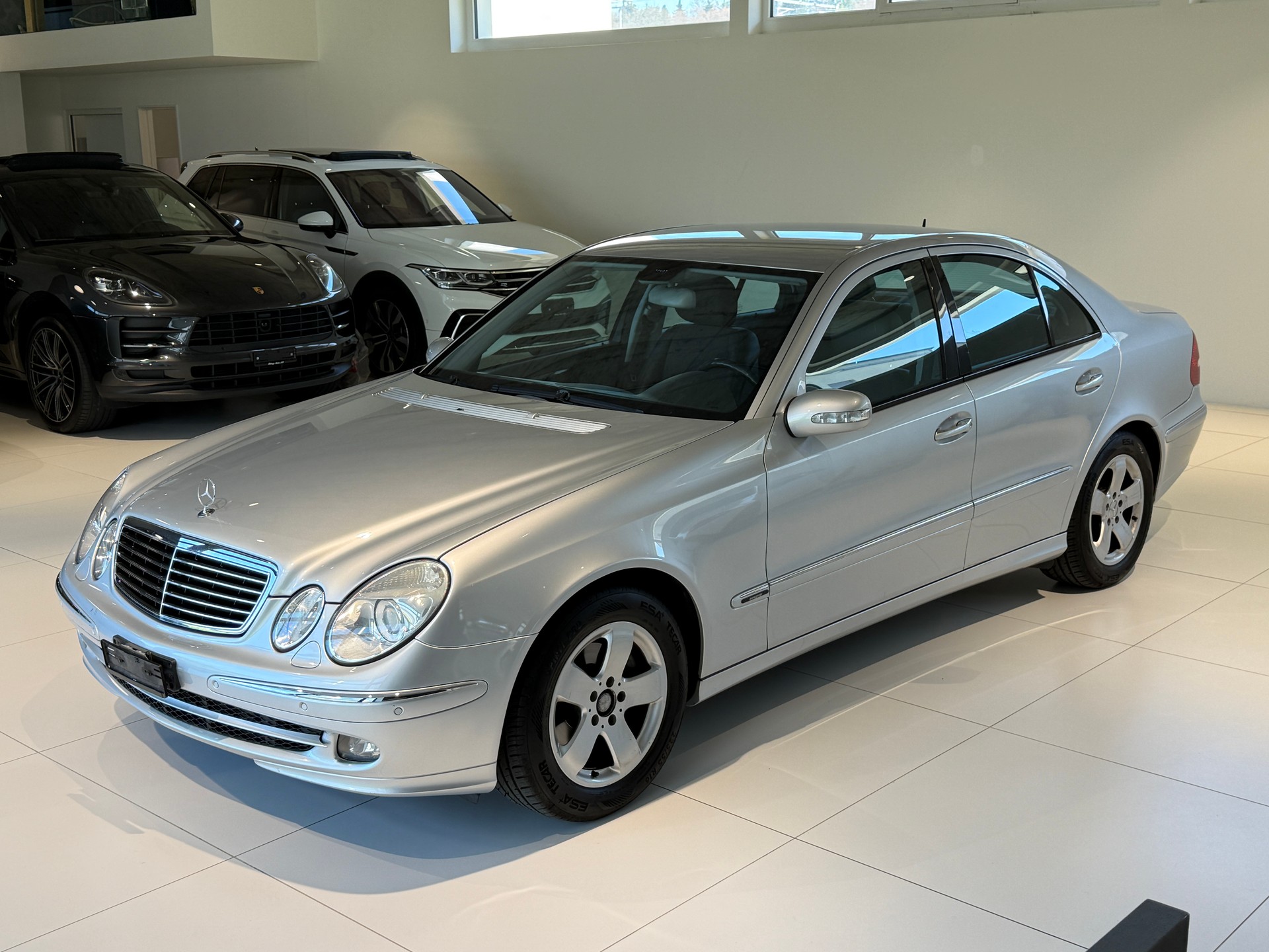 MERCEDES-BENZ E 200 Kompressor Avantgarde / Lückenloses Serviceheft / Frisch ab MFK / Sehr gepflegt-showroom-element-2