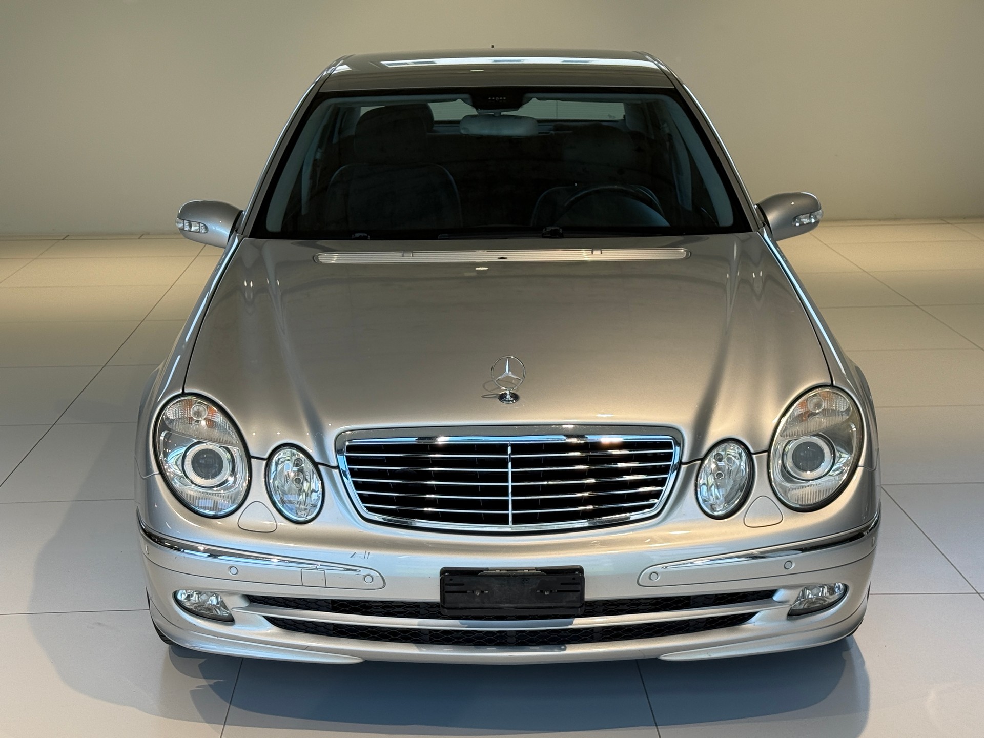 MERCEDES-BENZ E 200 Kompressor Avantgarde / Lückenloses Serviceheft / Frisch ab MFK / Sehr gepflegt-showroom-element-1