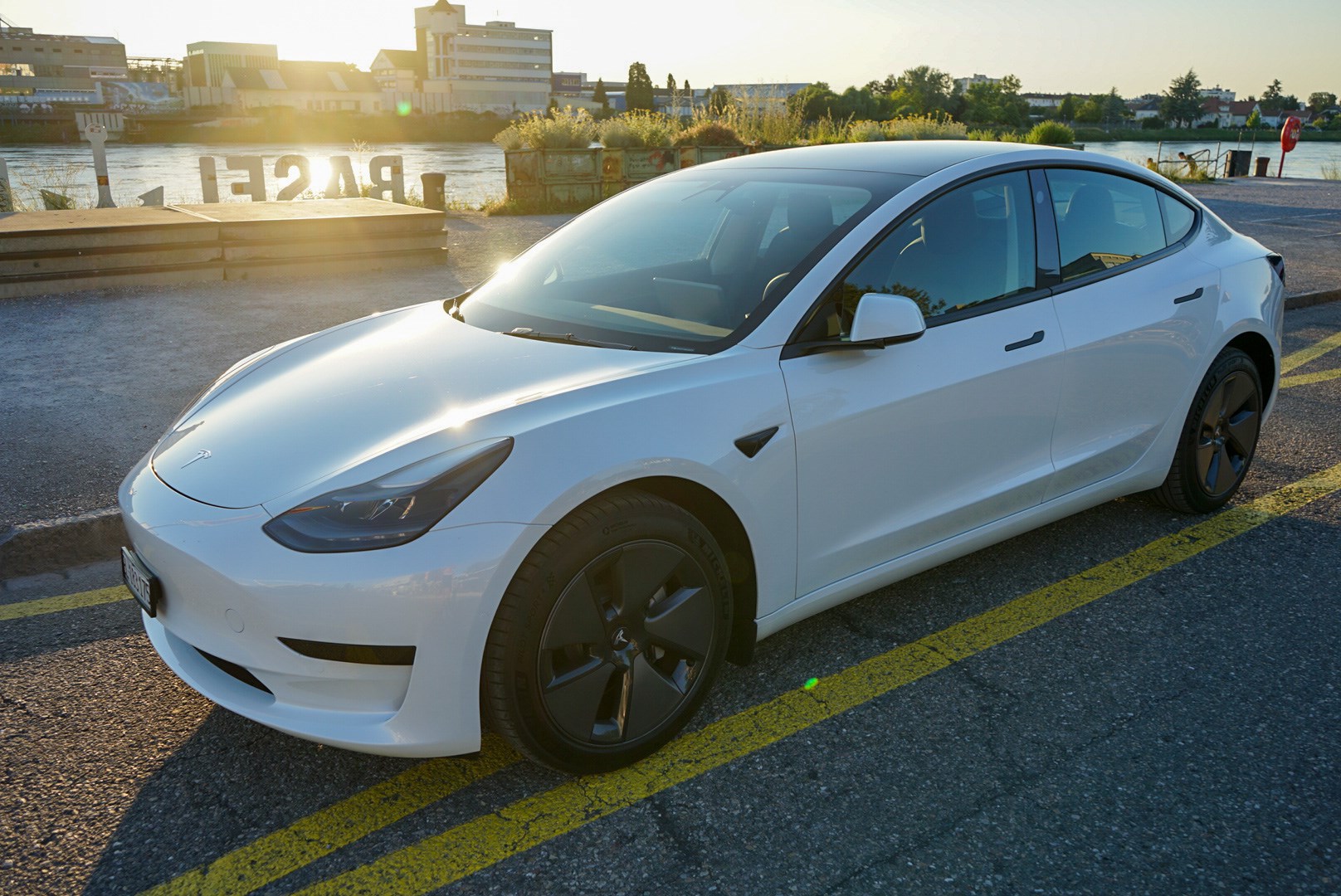 TESLA Model 3-image-1