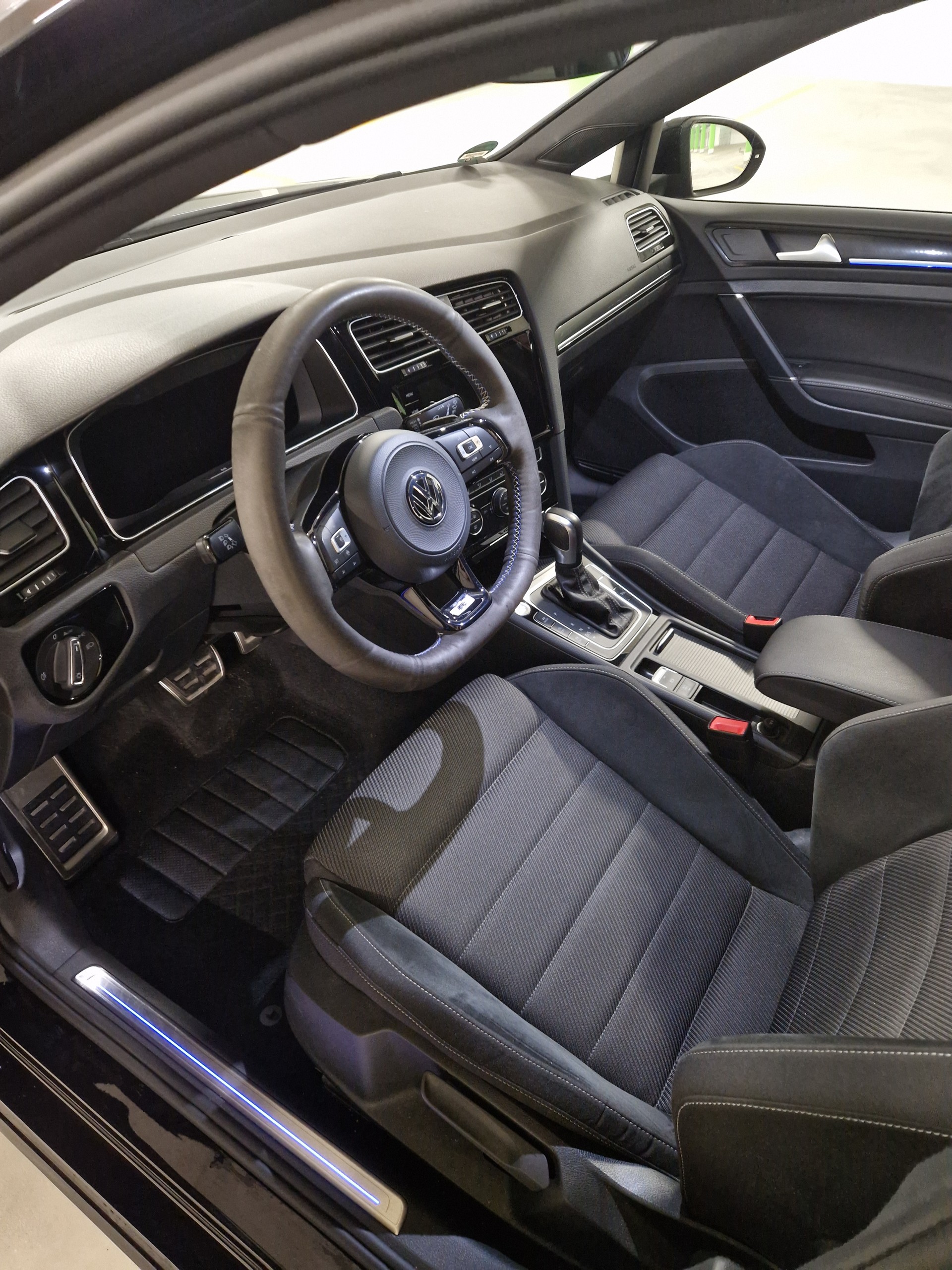 VW Golf 2.0 TSI R 4Motion DSG-image-9