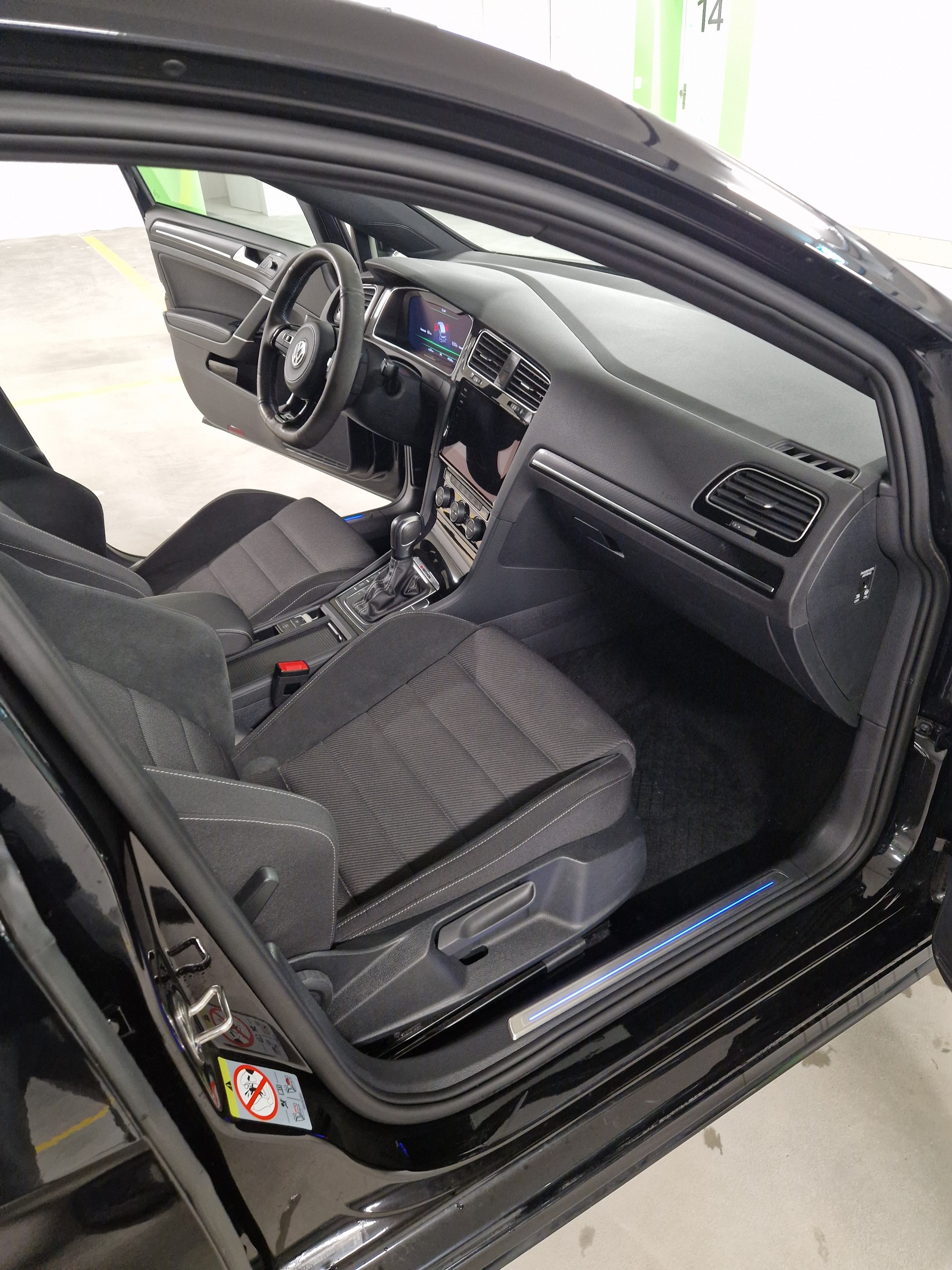 VW Golf 2.0 TSI R 4Motion DSG-image-11
