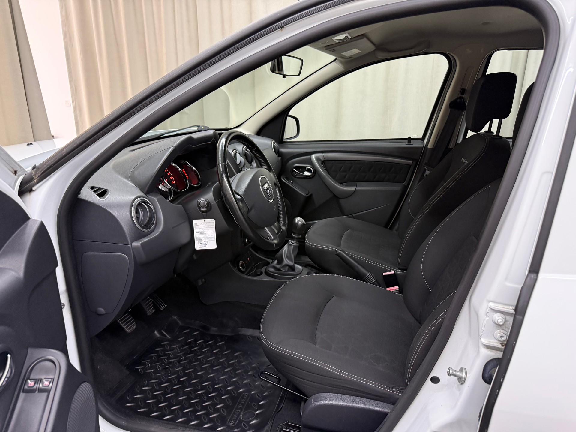 DACIA Duster 1.2 T Lauréate 4x4-image-7