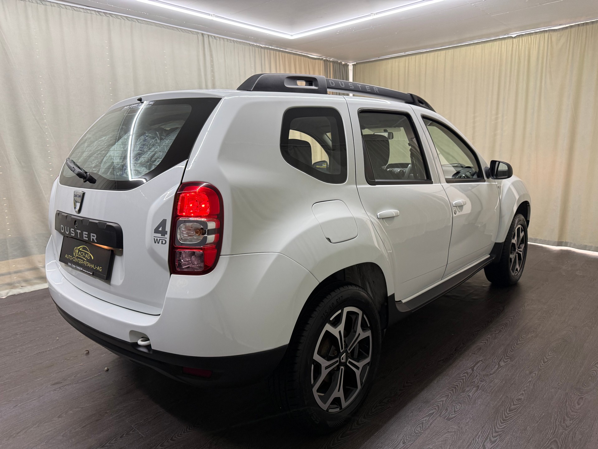 DACIA Duster 1.2 T Lauréate 4x4-image-3