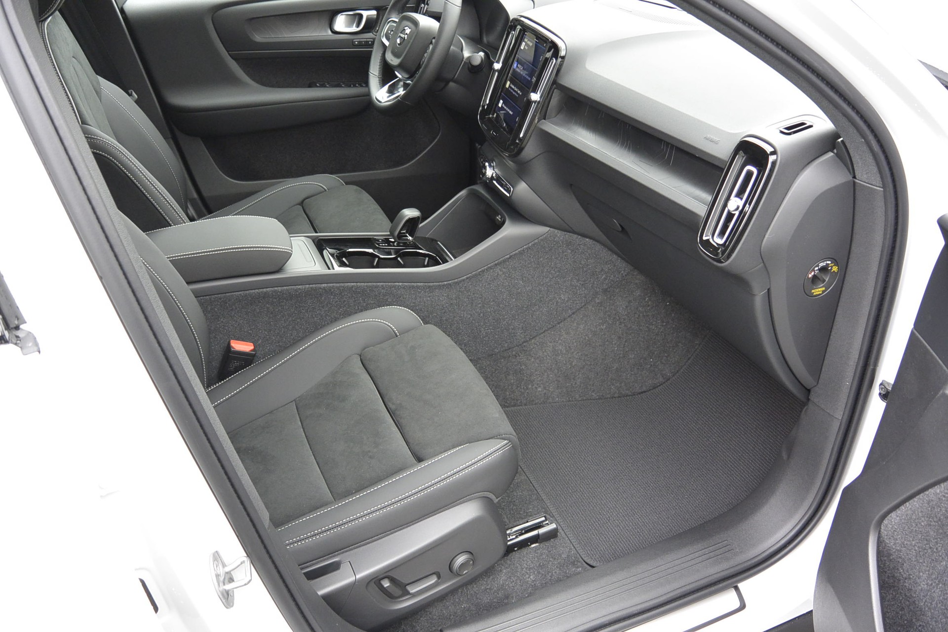 VOLVO C40 P8 Twin Recharge Ultimate AWD-image-17