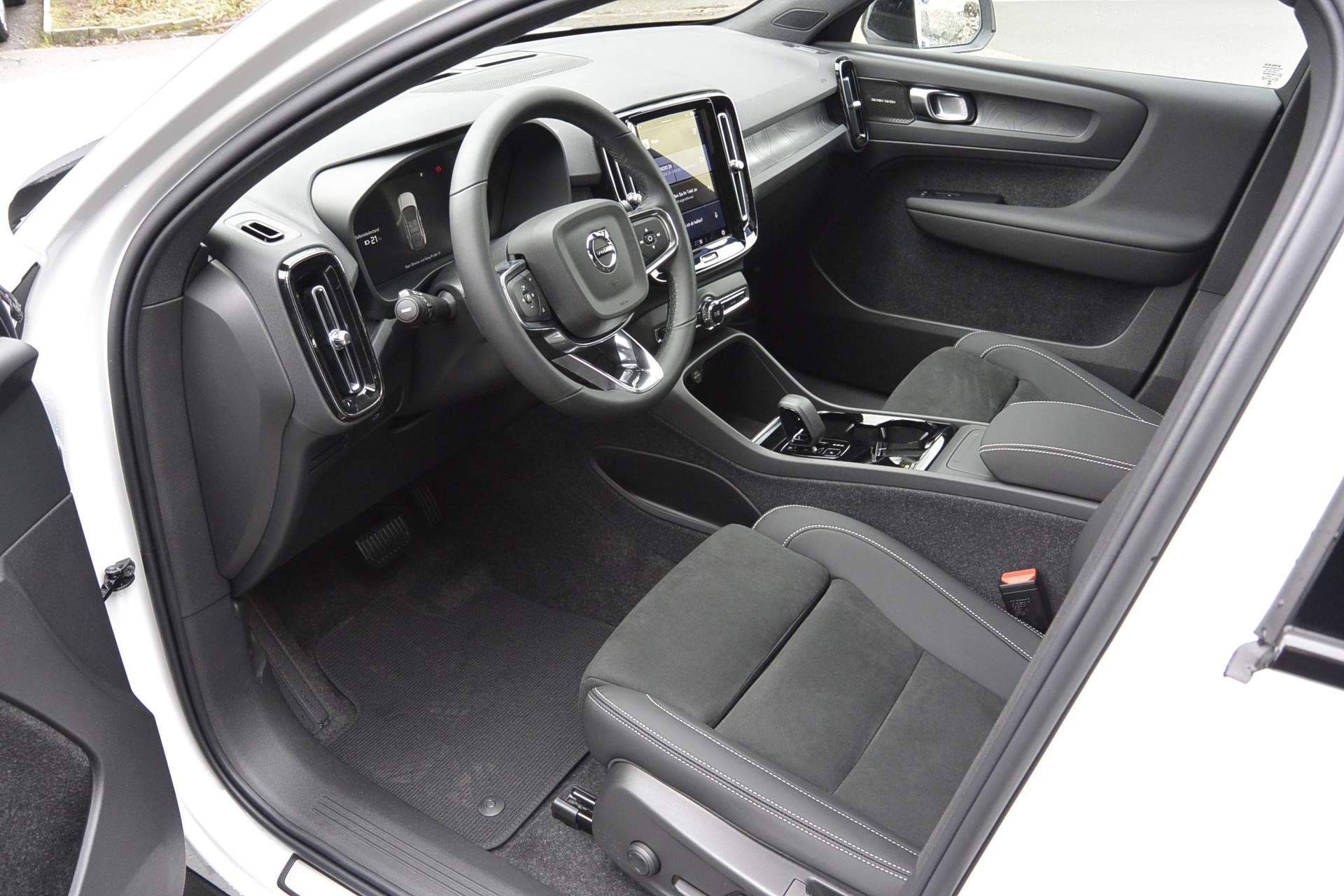 VOLVO C40 P8 Twin Recharge Ultimate AWD-image-15