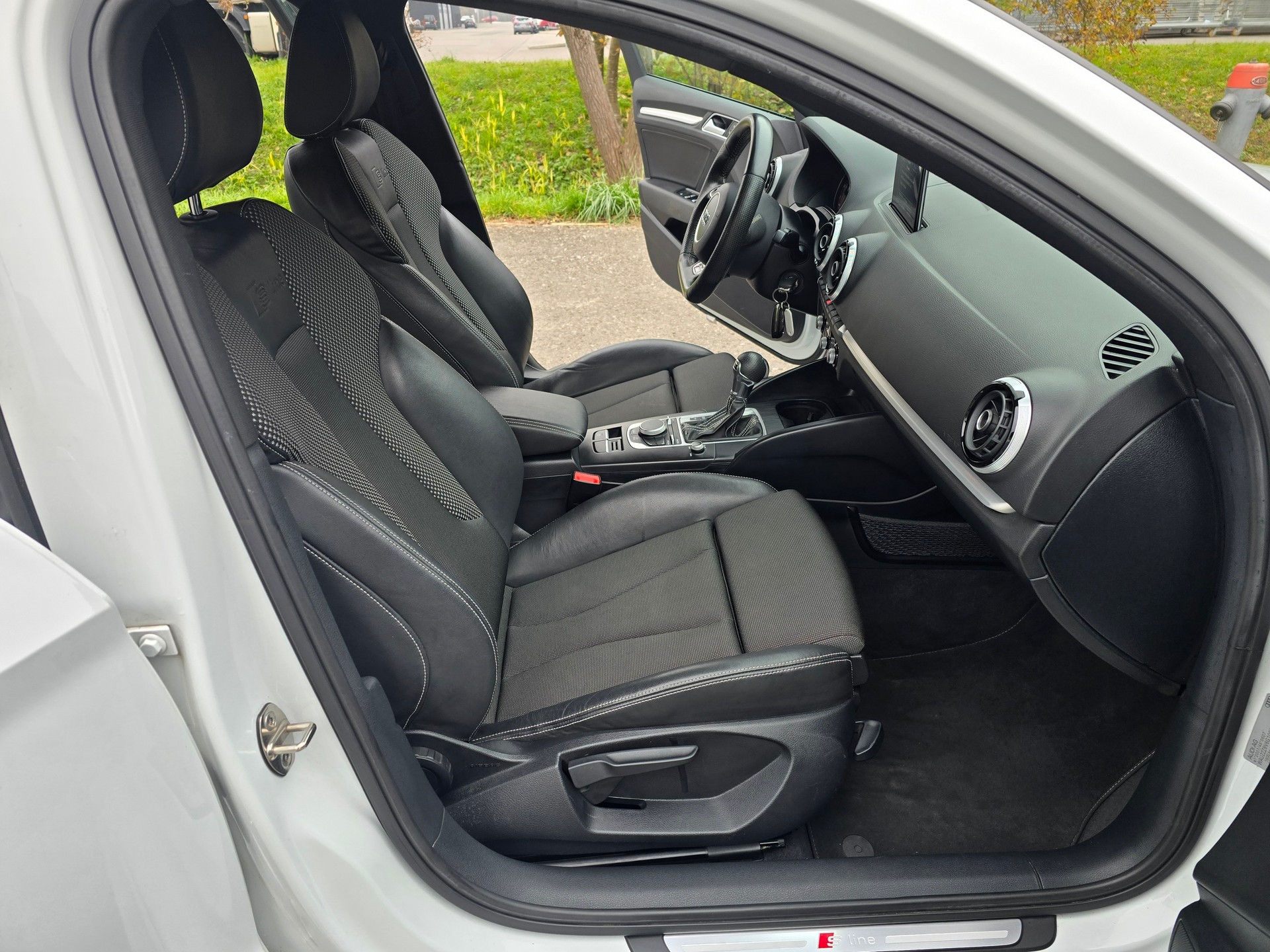 AUDI A3 Sedan 1.4 TFSI Ambiente S-tronic S-Line-image-13