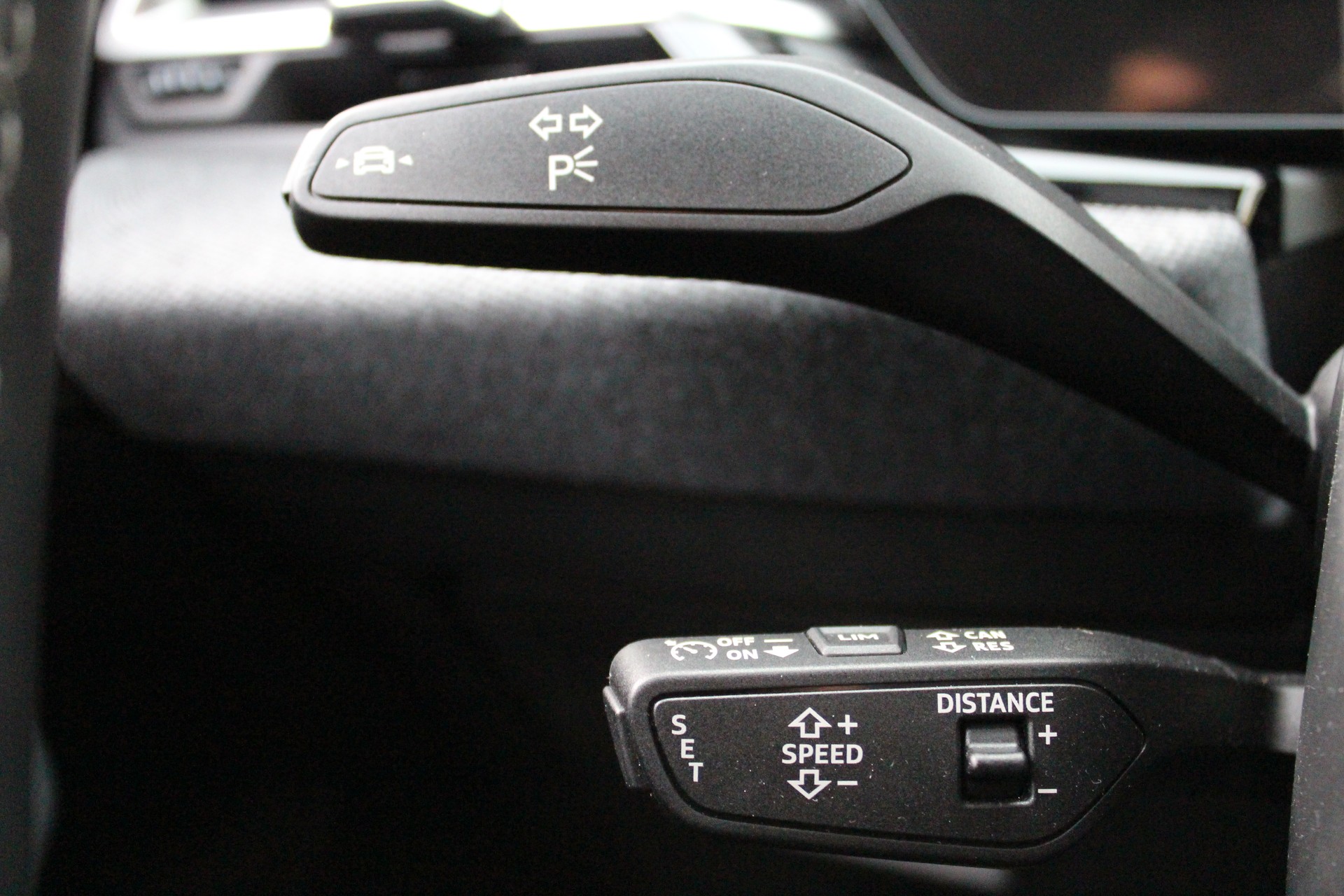AUDI A5 Sportback 40 TDI S-Line S-tronic - "Display Passager * Pack S-Line Complet * Tempom. Adapt. * Caméra 360' * Lumière Amb"-image-9