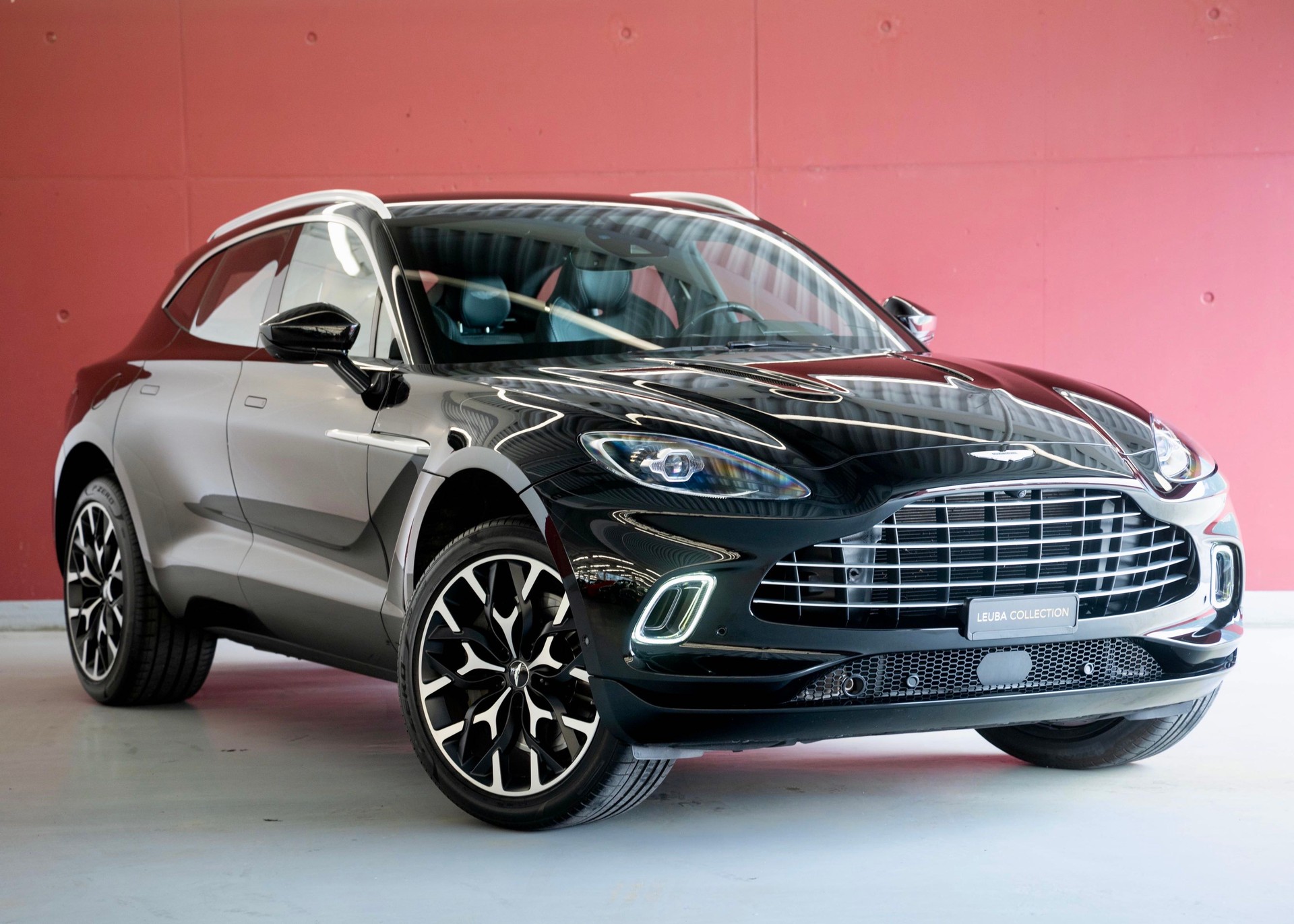 ASTON MARTIN DBX 4.0 V8 (Leasing 1.99%, 1st hand, perfect condition, full Aston Martin history)
