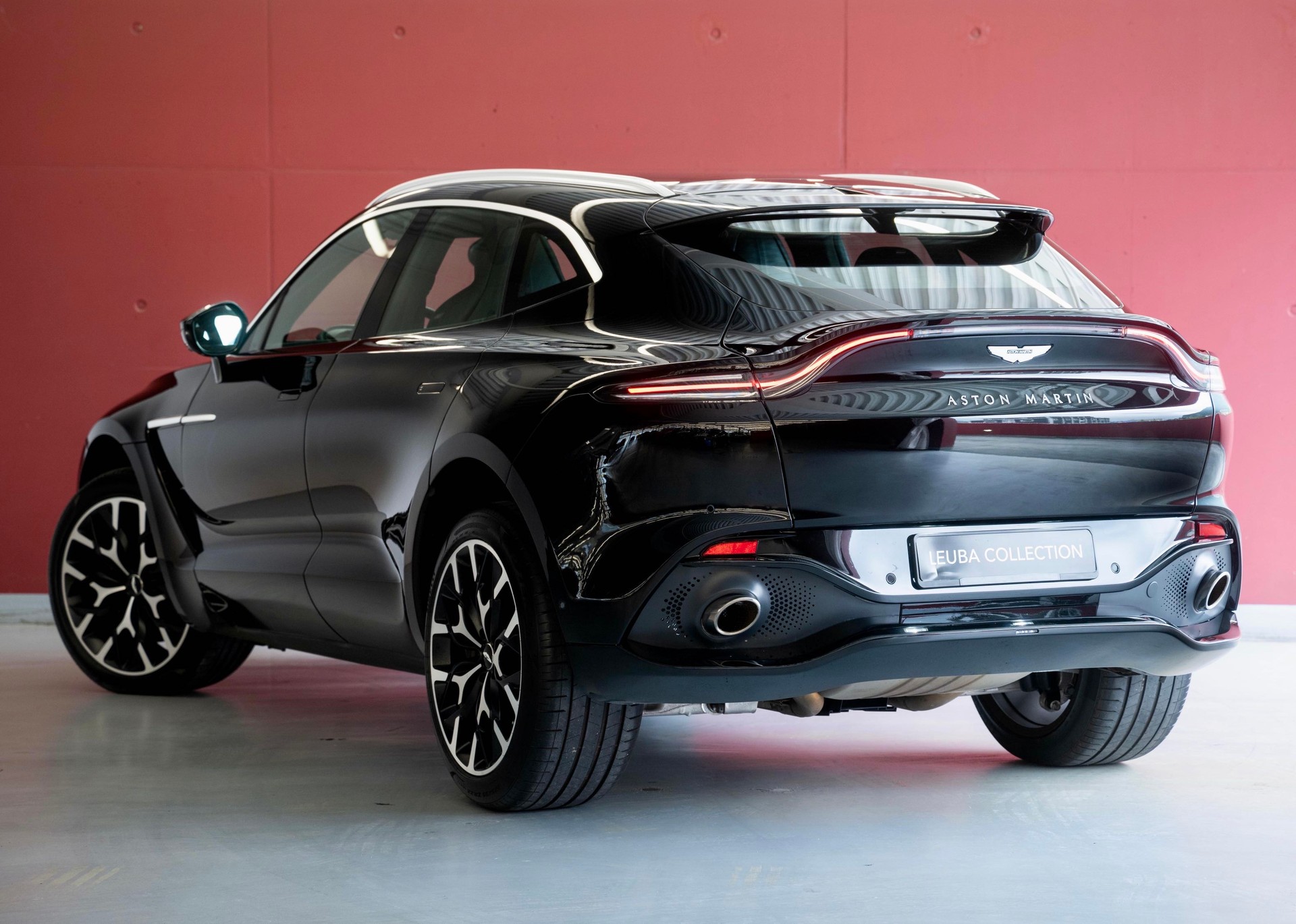 ASTON MARTIN DBX 4.0 V8 (1st hand, perfect condition, full Aston Martin history)-image-1
