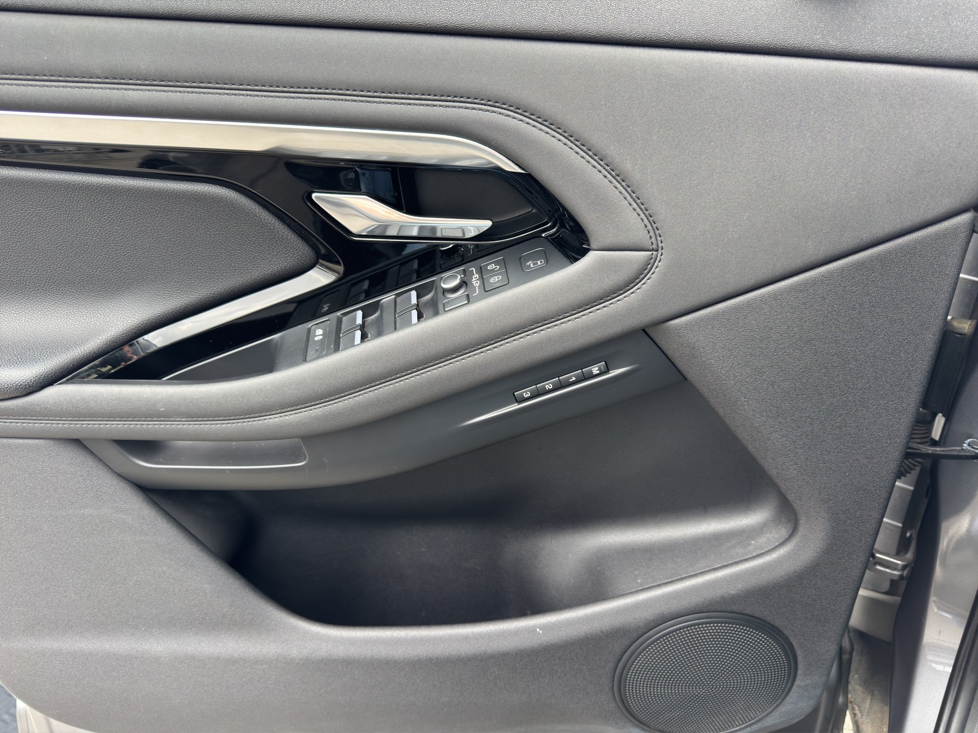 LAND ROVER Range Rover Evoque R-Dynamic P 200 AT9-image-8