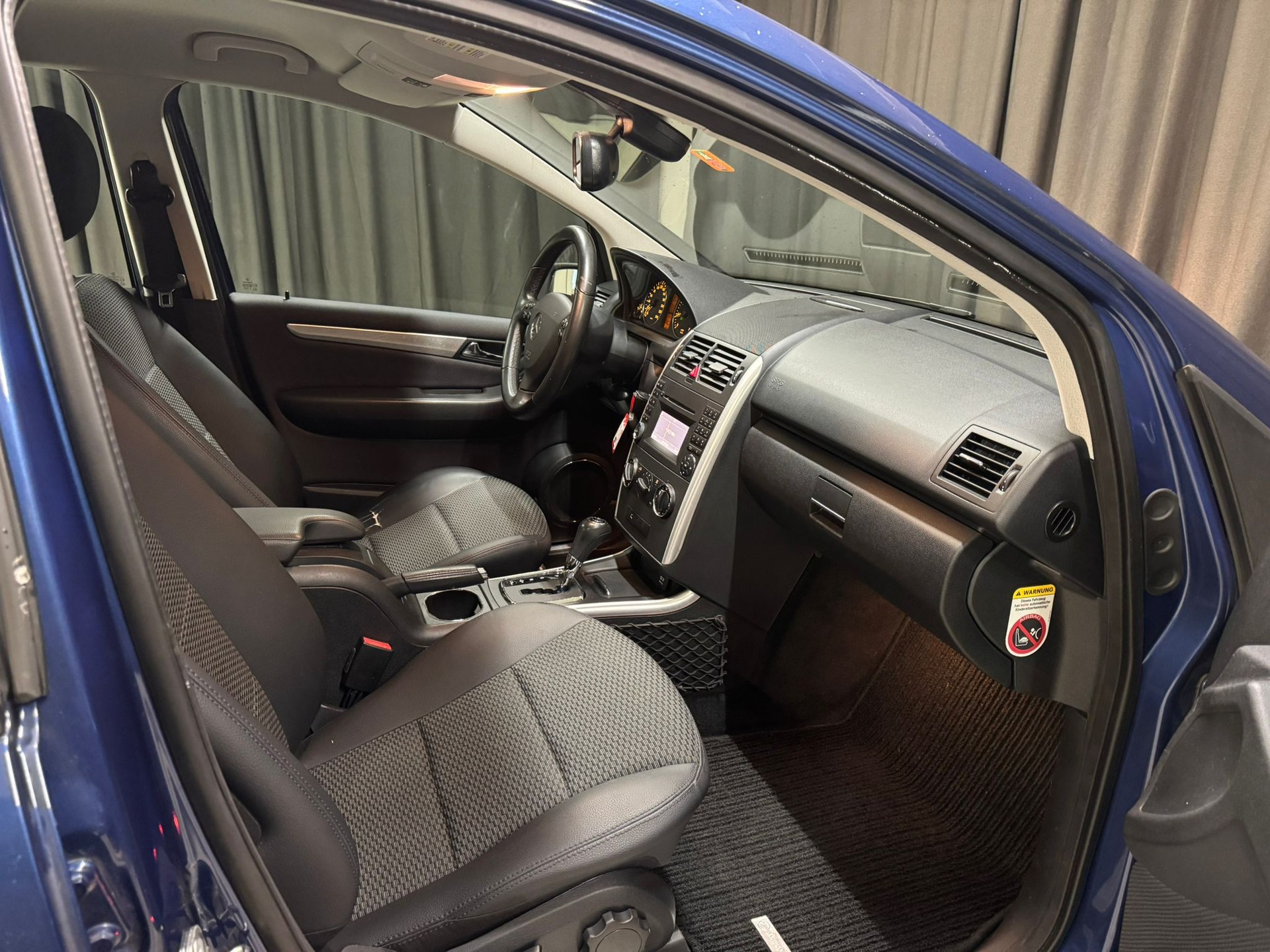 MERCEDES-BENZ A 180 Avantgarde Selection Autotronic-image-12