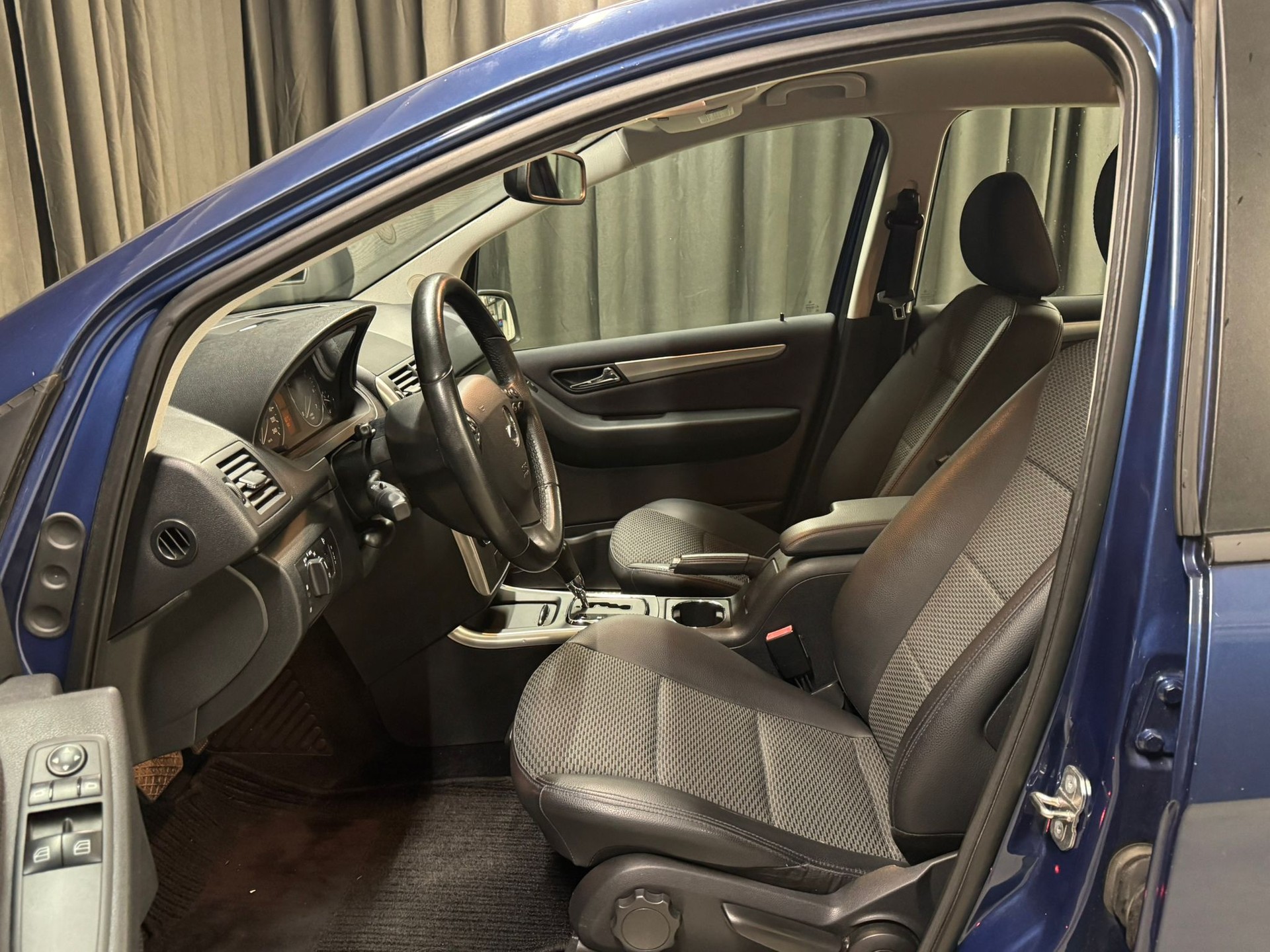MERCEDES-BENZ A 180 Avantgarde Selection Autotronic-image-9
