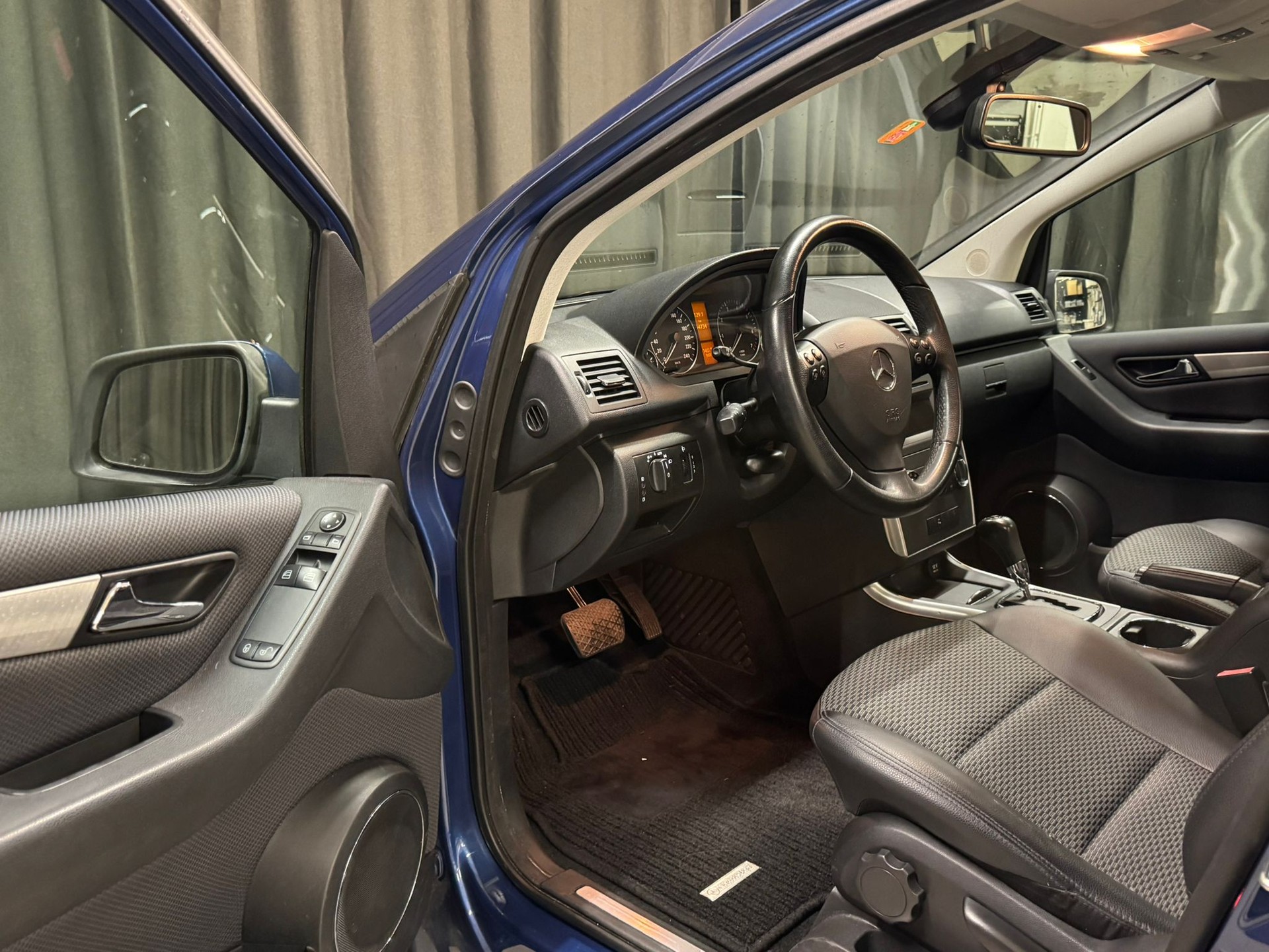 MERCEDES-BENZ A 180 Avantgarde Selection Autotronic-image-8