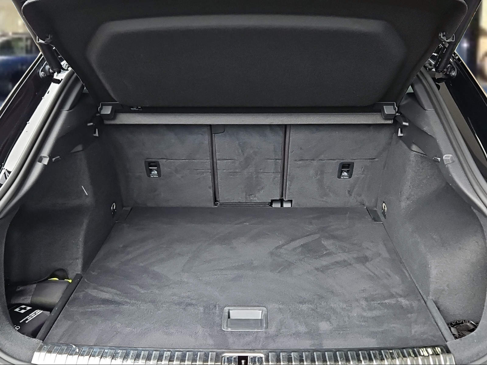 AUDI RS Q3 Sportback quattro S tronic Mythosschwarz Metallic-image-5