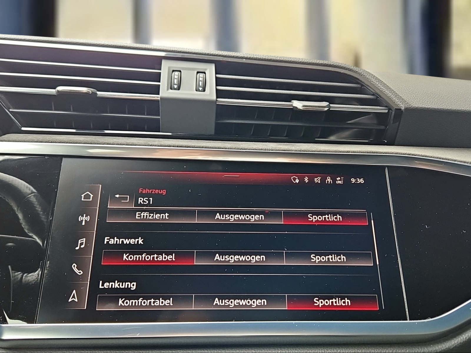AUDI RS Q3 Sportback quattro S tronic Mythosschwarz Metallic-image-13