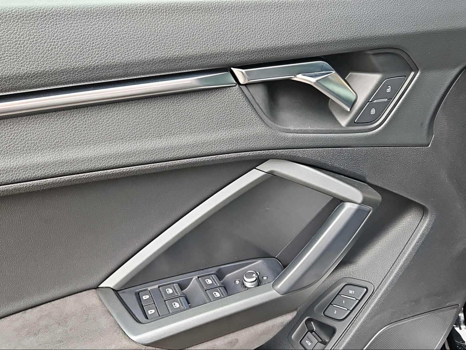 AUDI RS Q3 Sportback quattro S tronic Mythosschwarz Metallic-image-14