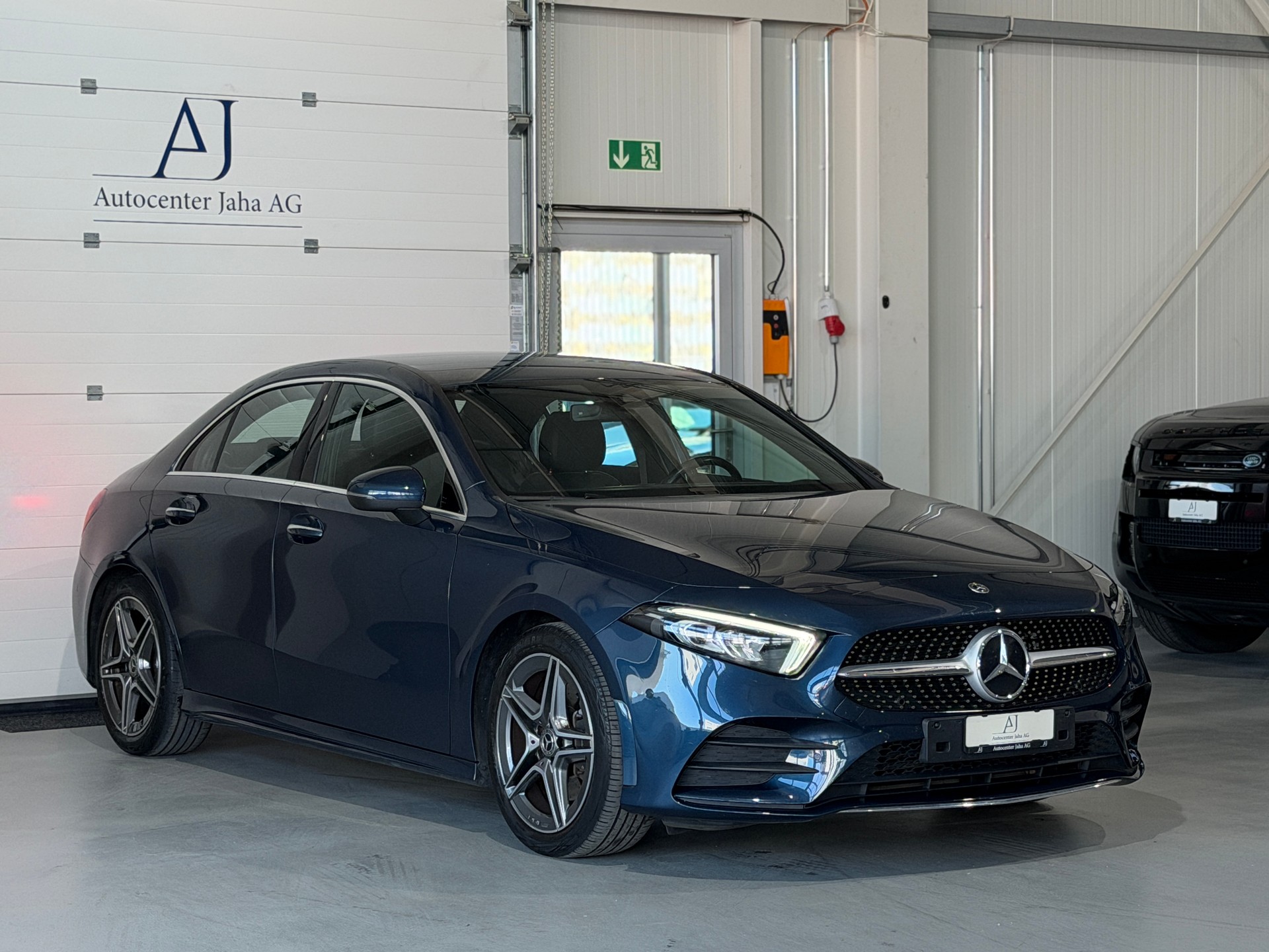 MERCEDES-BENZ A 220 AMG Line 7G-DCT 4Matic-showroom-element-3