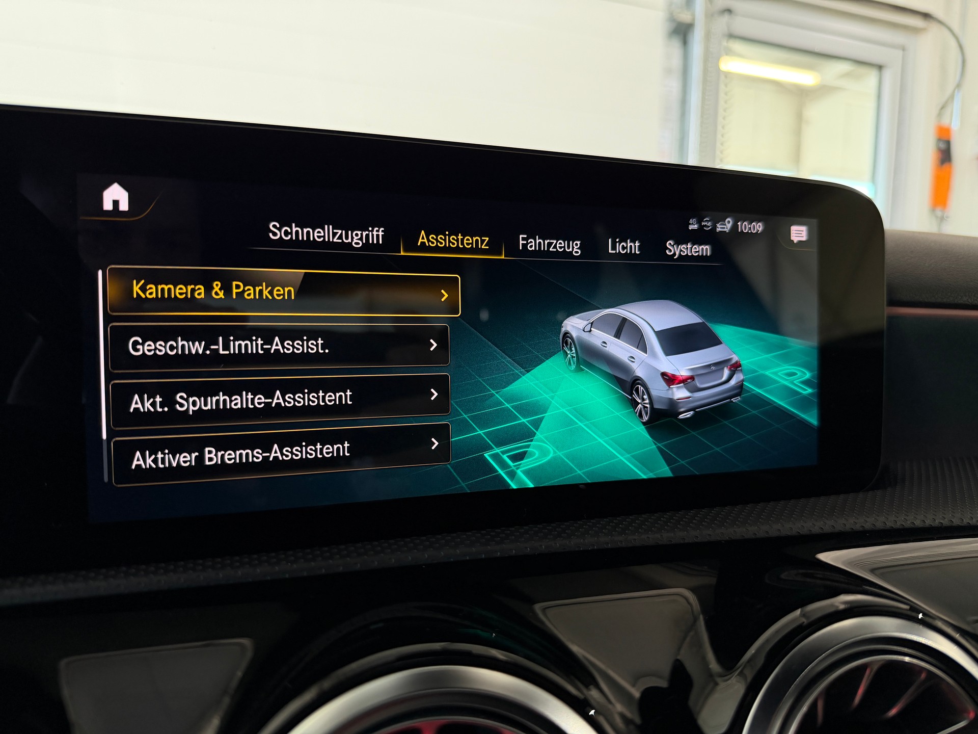 MERCEDES-BENZ A 220 AMG Line 7G-DCT 4Matic-image-12