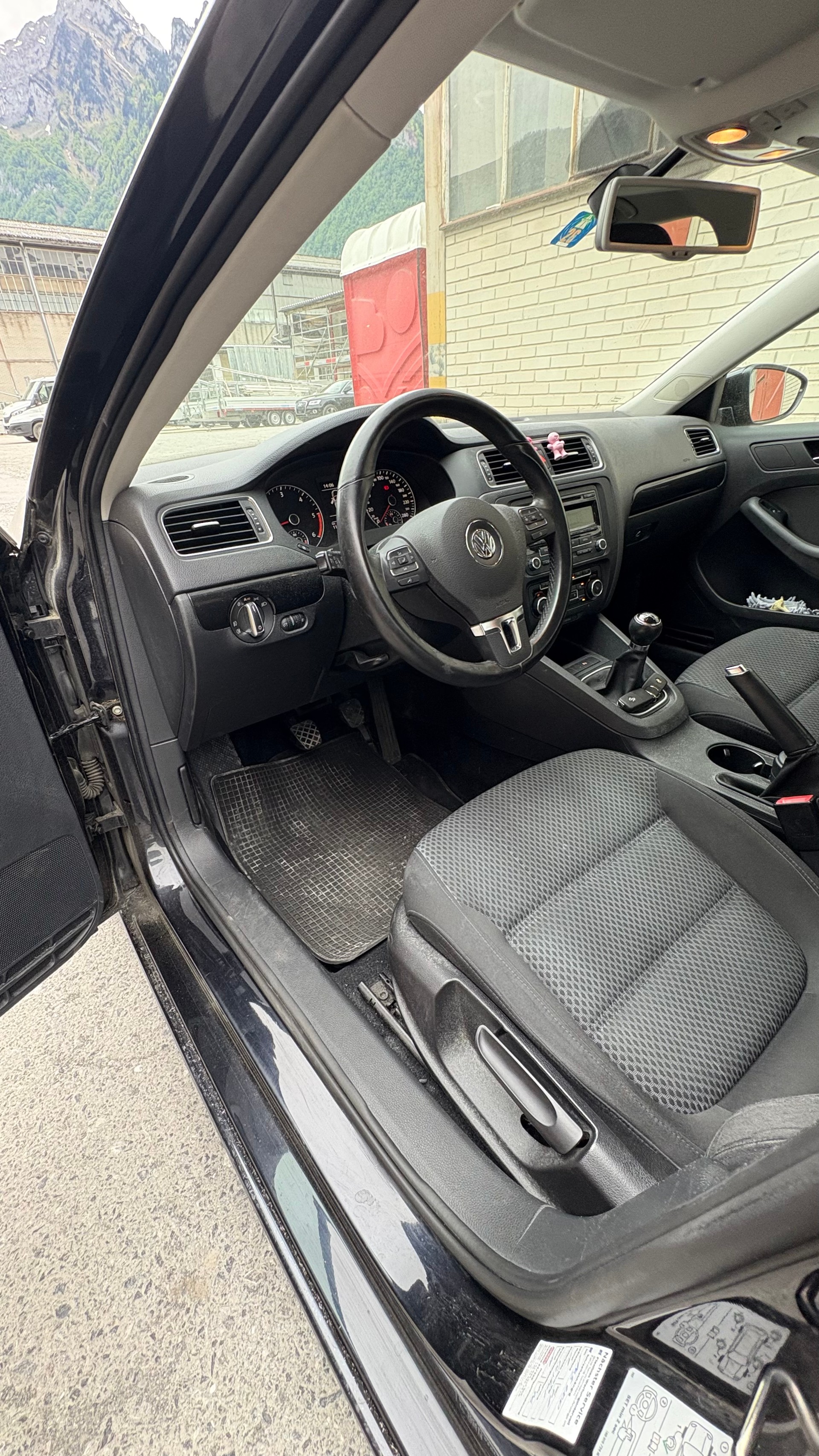 VW Jetta 2.0 TDI Highline-image-8