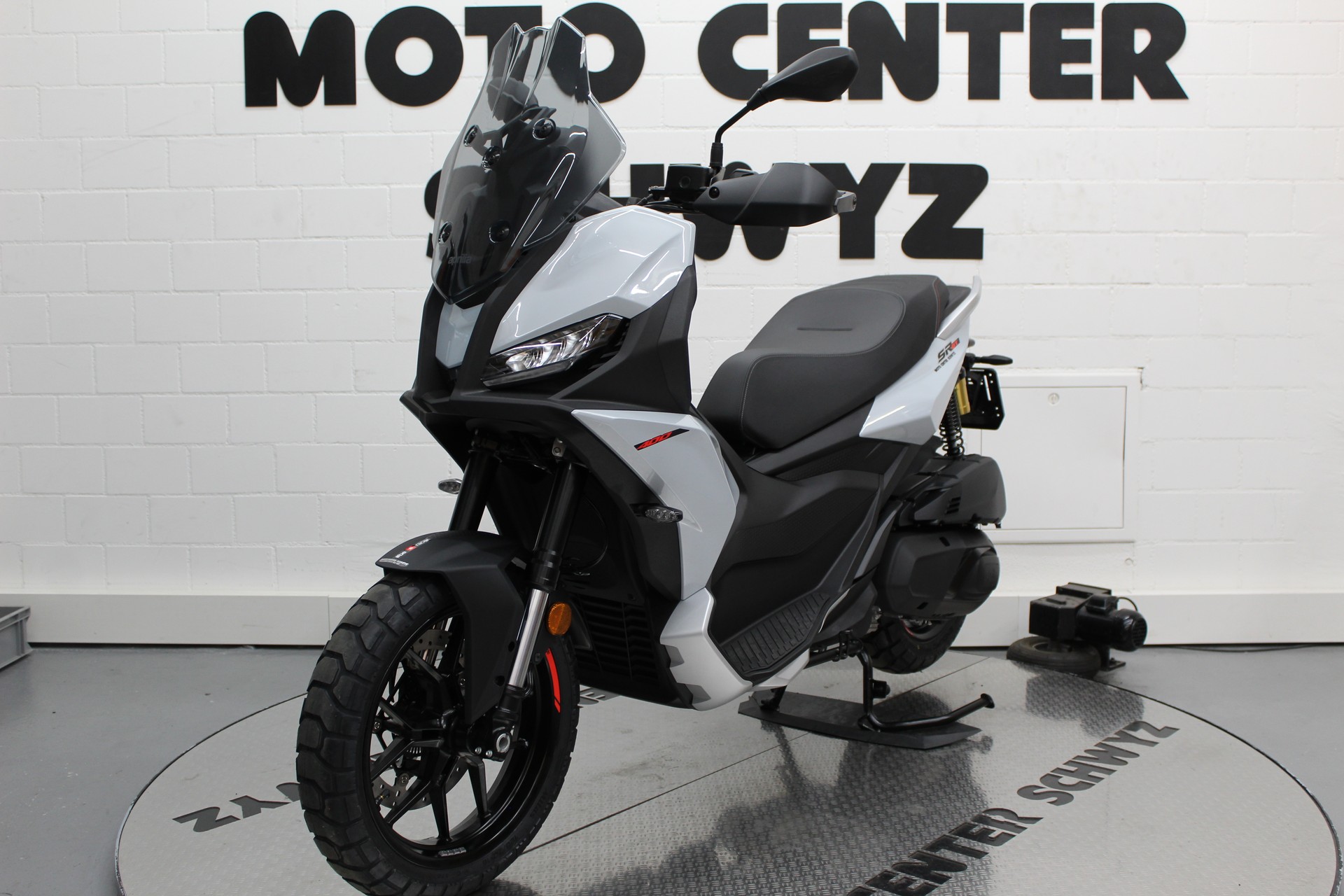 APRILIA SR GT 400-showroom-element-2