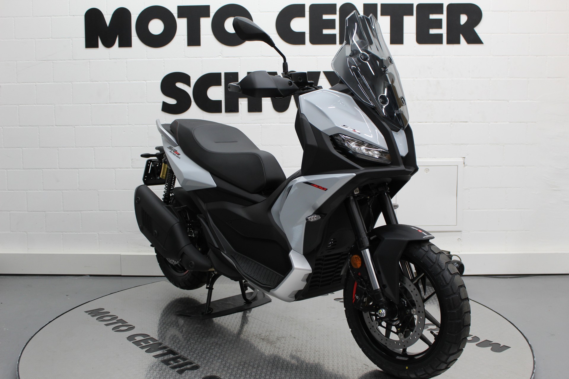 APRILIA SR GT 400-showroom-element-1