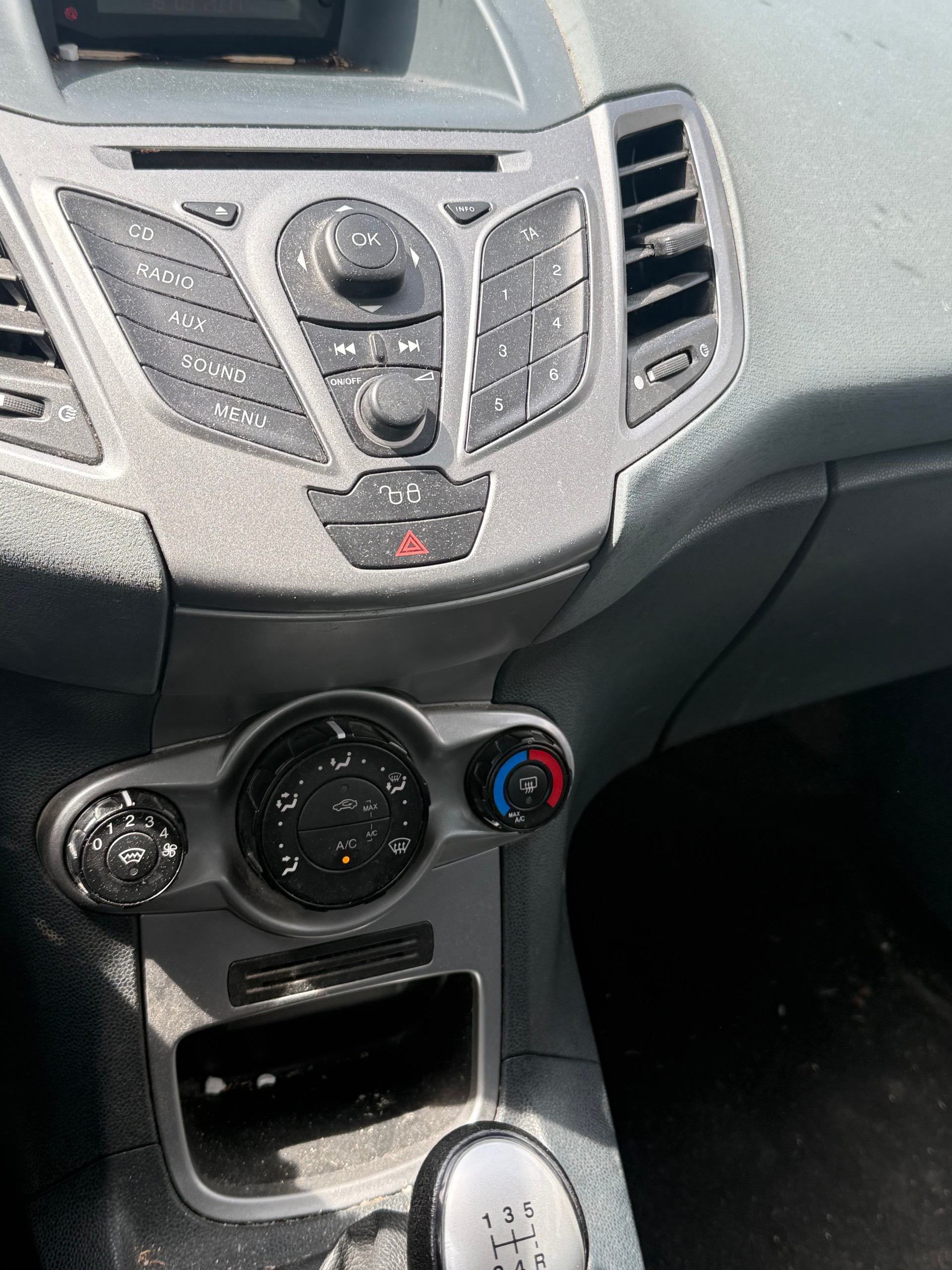 FORD Fiesta 1.4 16V Titanium-image-10