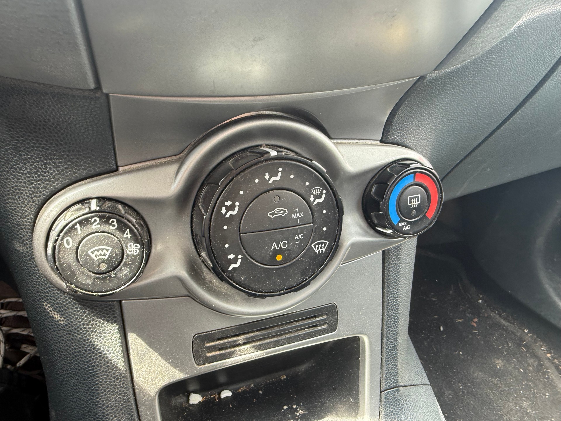 FORD Fiesta 1.4 16V Titanium-image-8