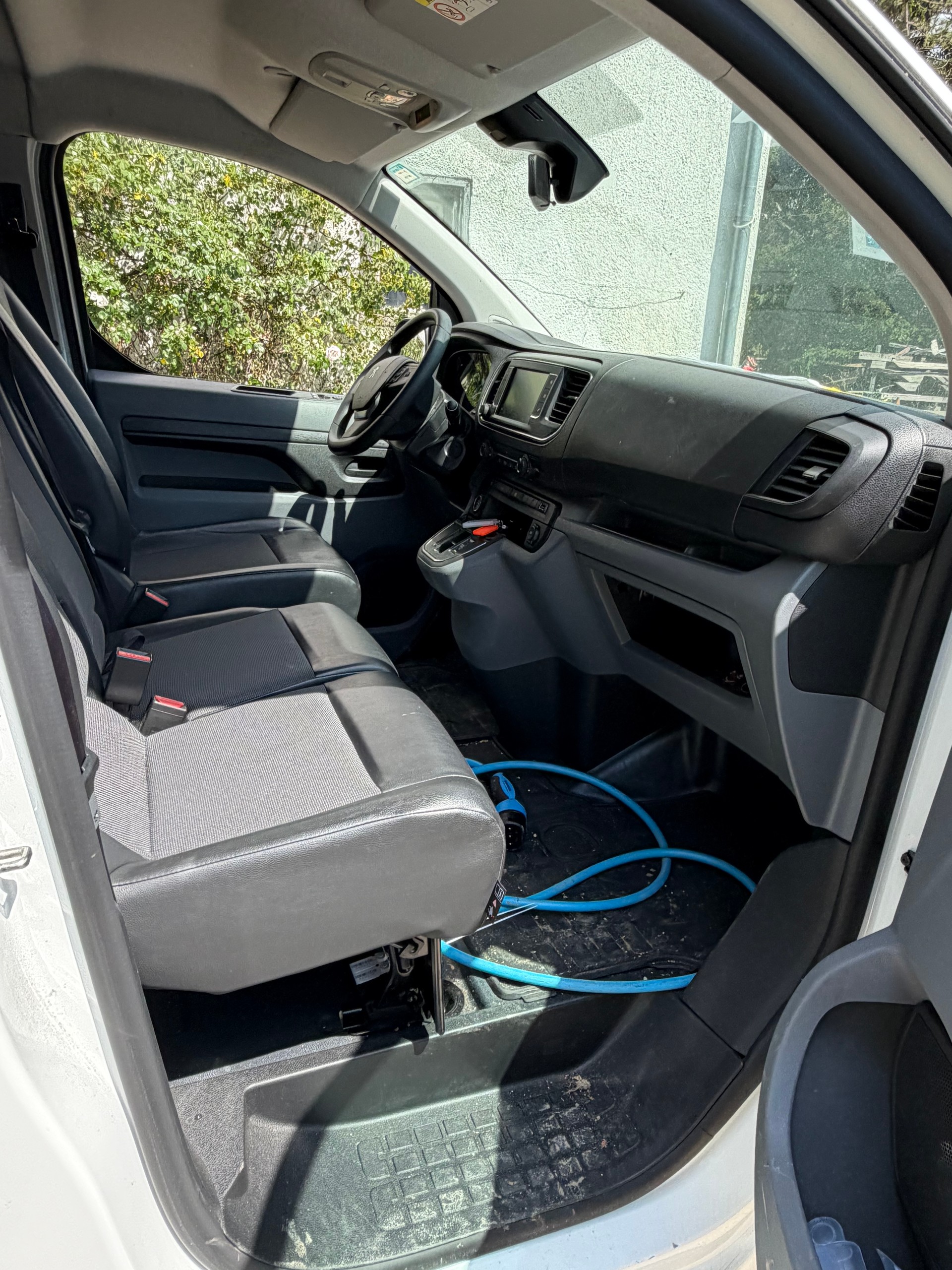 PEUGEOT Expert 75 KWh Premium Long-image-3