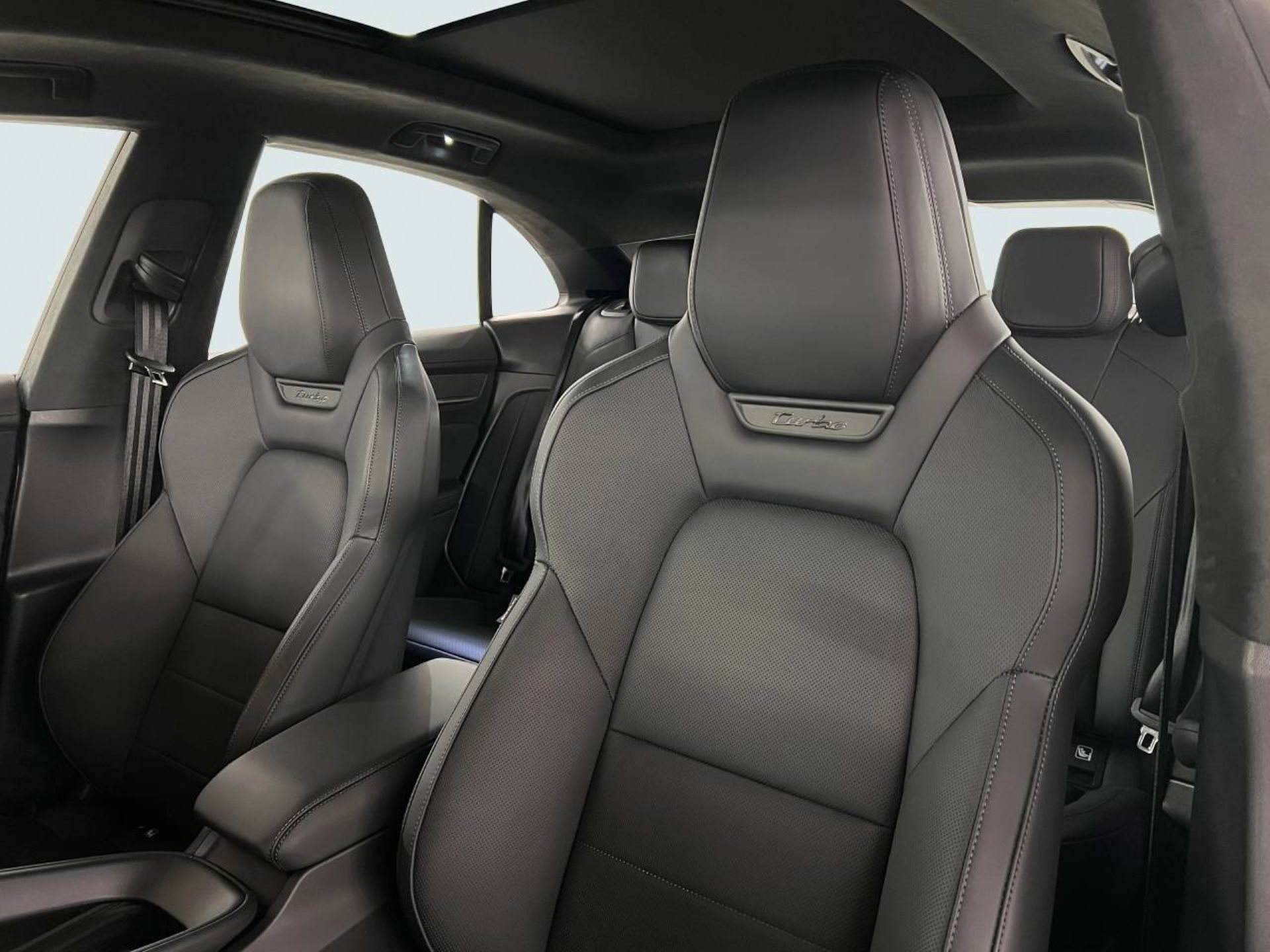 PORSCHE Macan Turbo-image-4