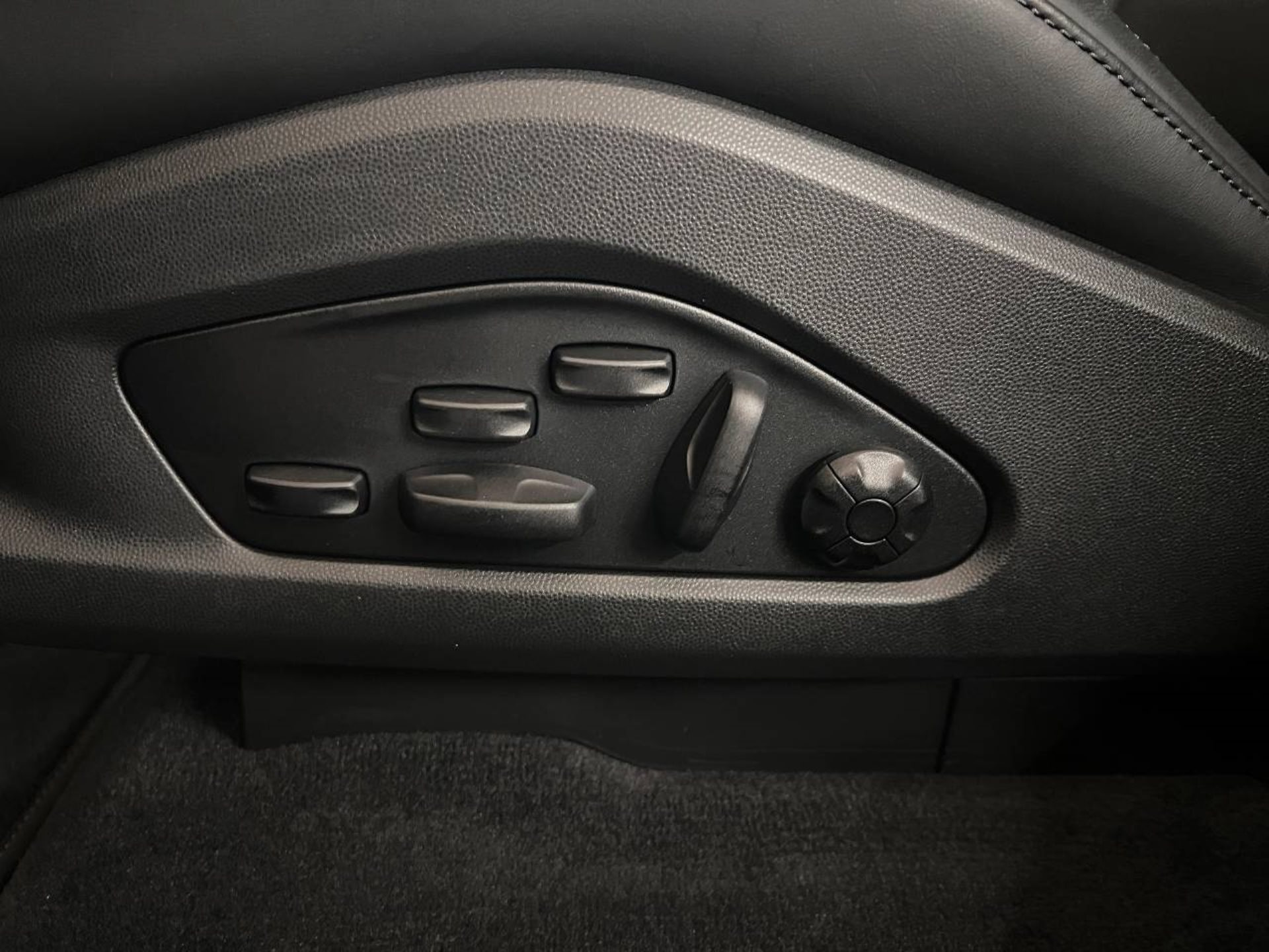 PORSCHE Macan Turbo-image-22