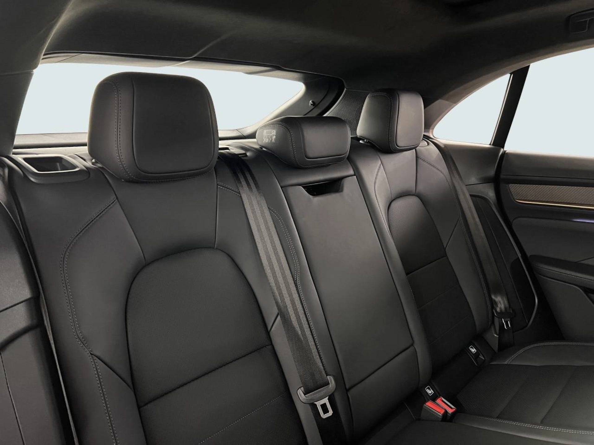 PORSCHE Macan Turbo-image-24