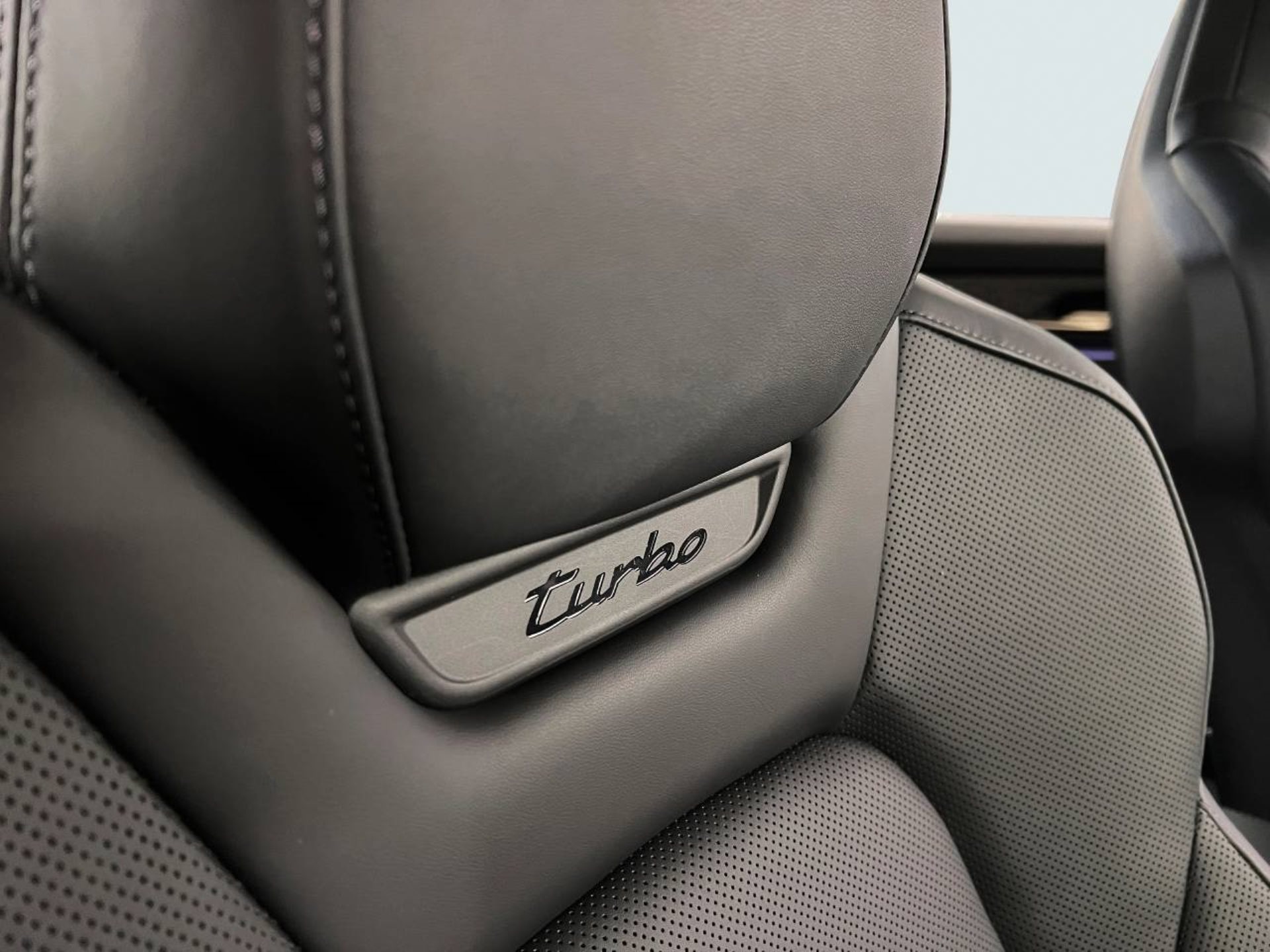 PORSCHE Macan Turbo-image-21