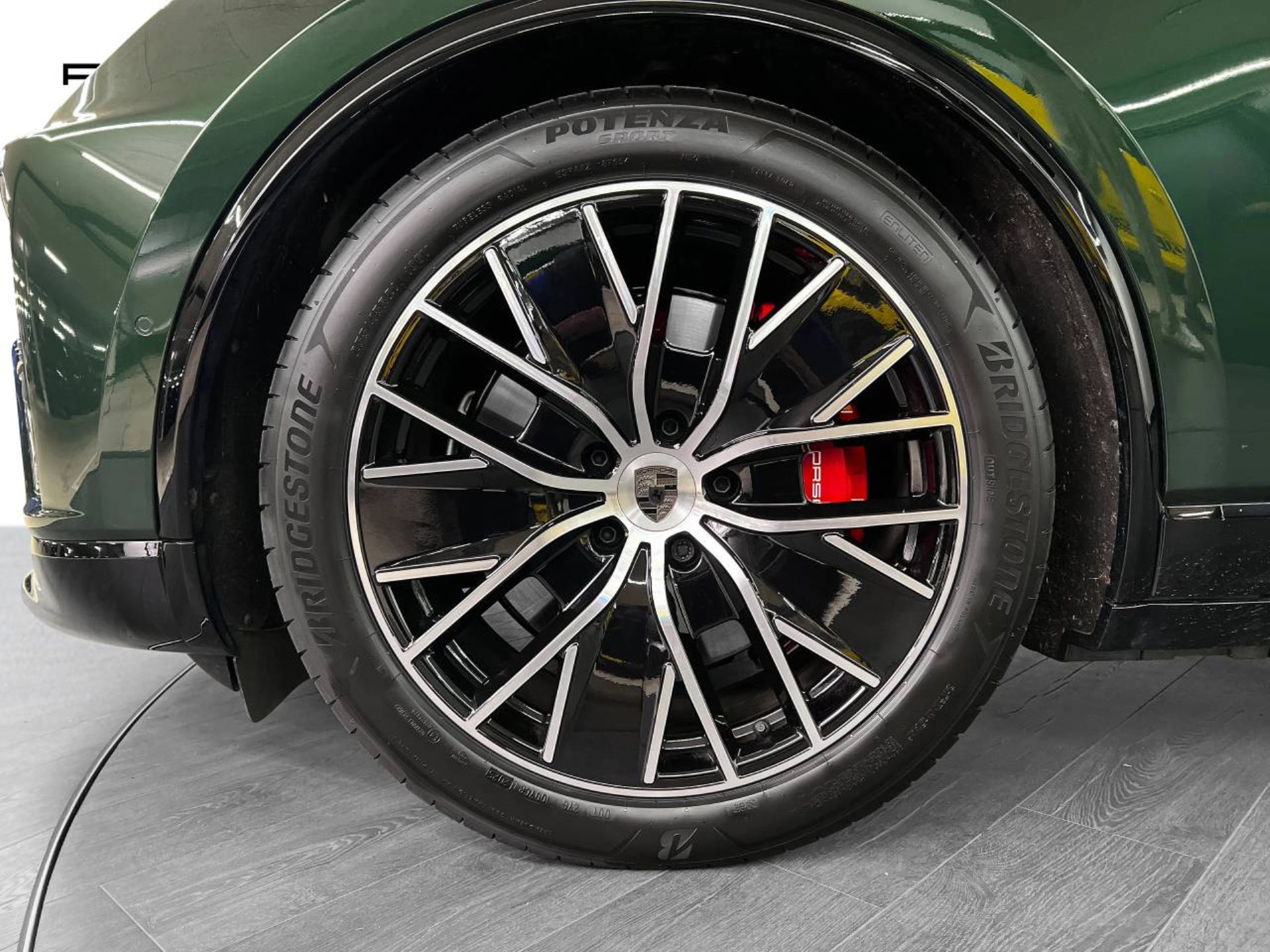 PORSCHE Macan Turbo-image-10