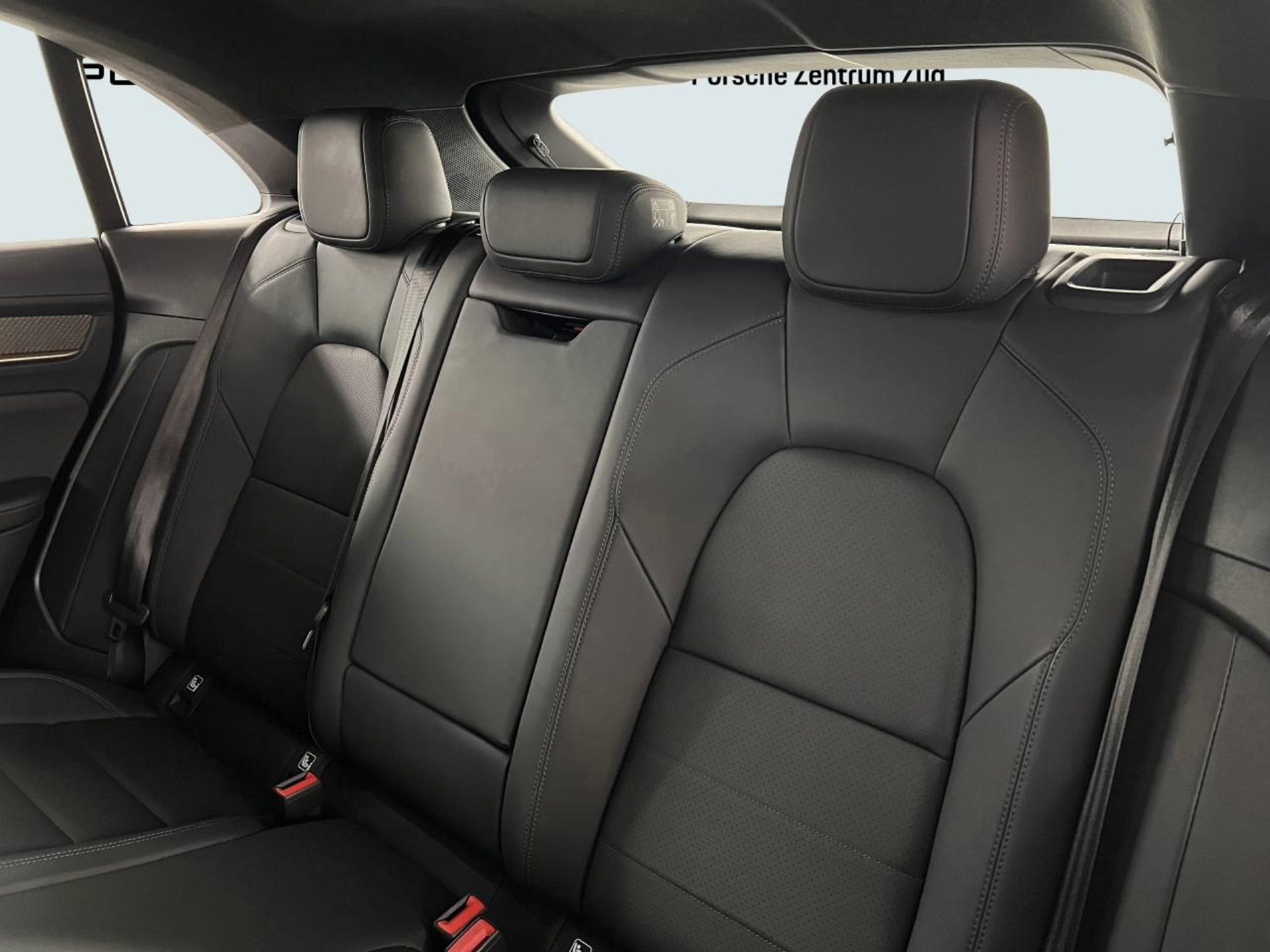 PORSCHE Macan Turbo-image-23