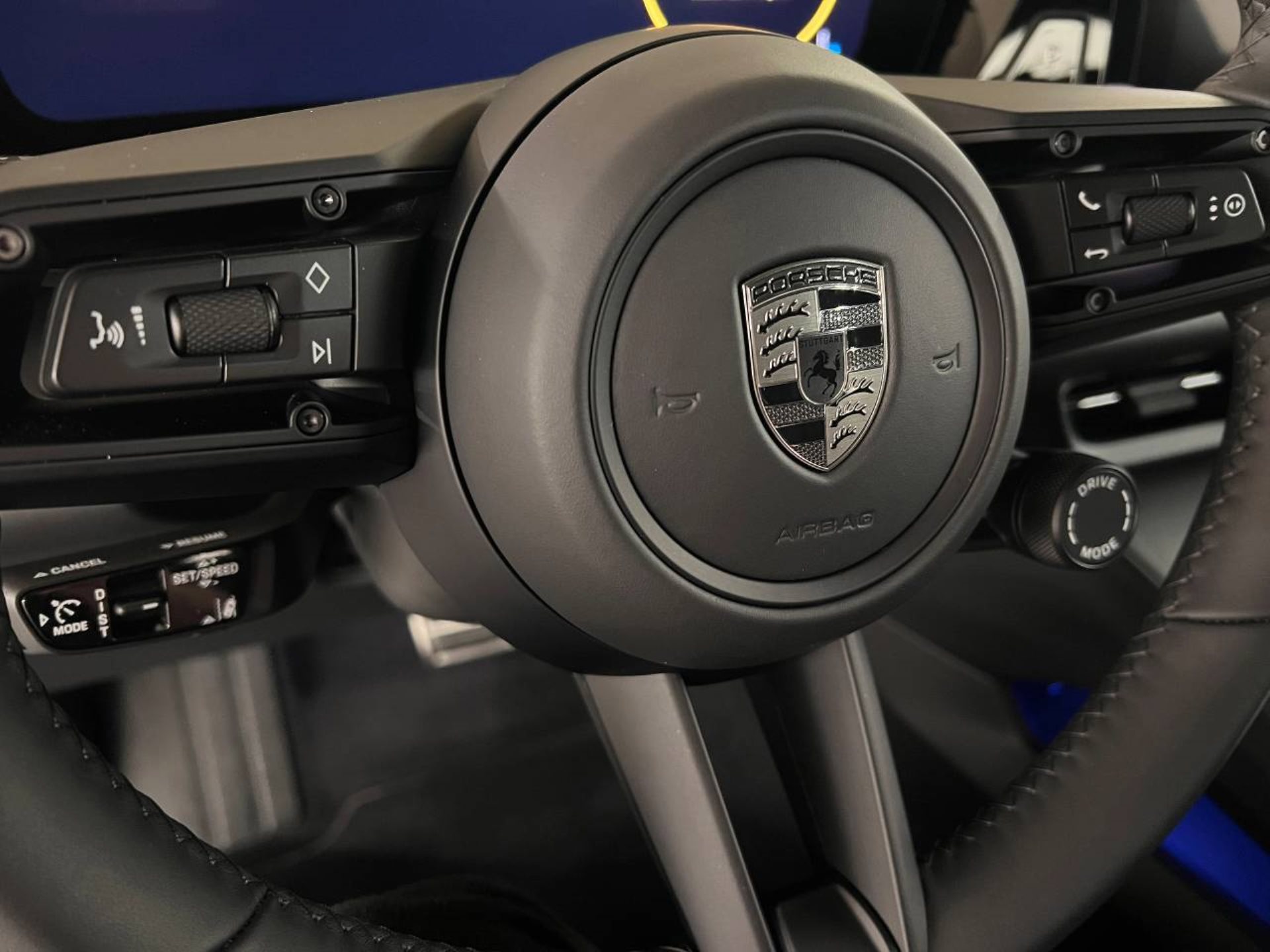 PORSCHE Macan Turbo-image-17