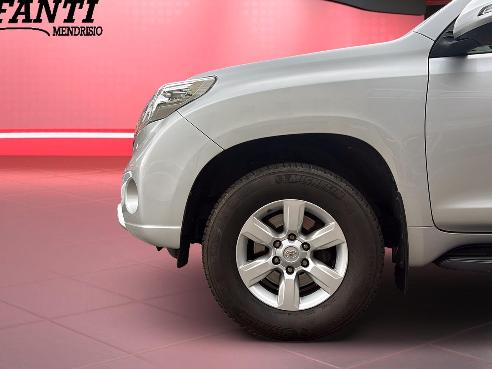 TOYOTA Land Cruiser 3.0 D-4D Linea Luna-image-2