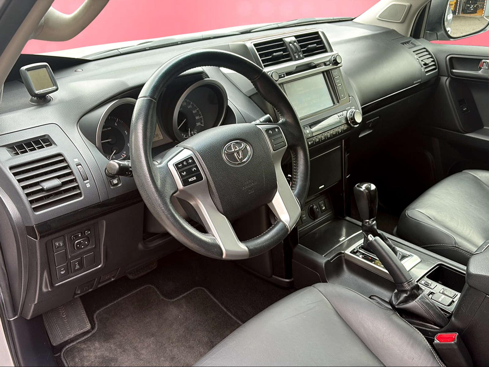 TOYOTA Land Cruiser 3.0 D-4D Linea Luna-image-4