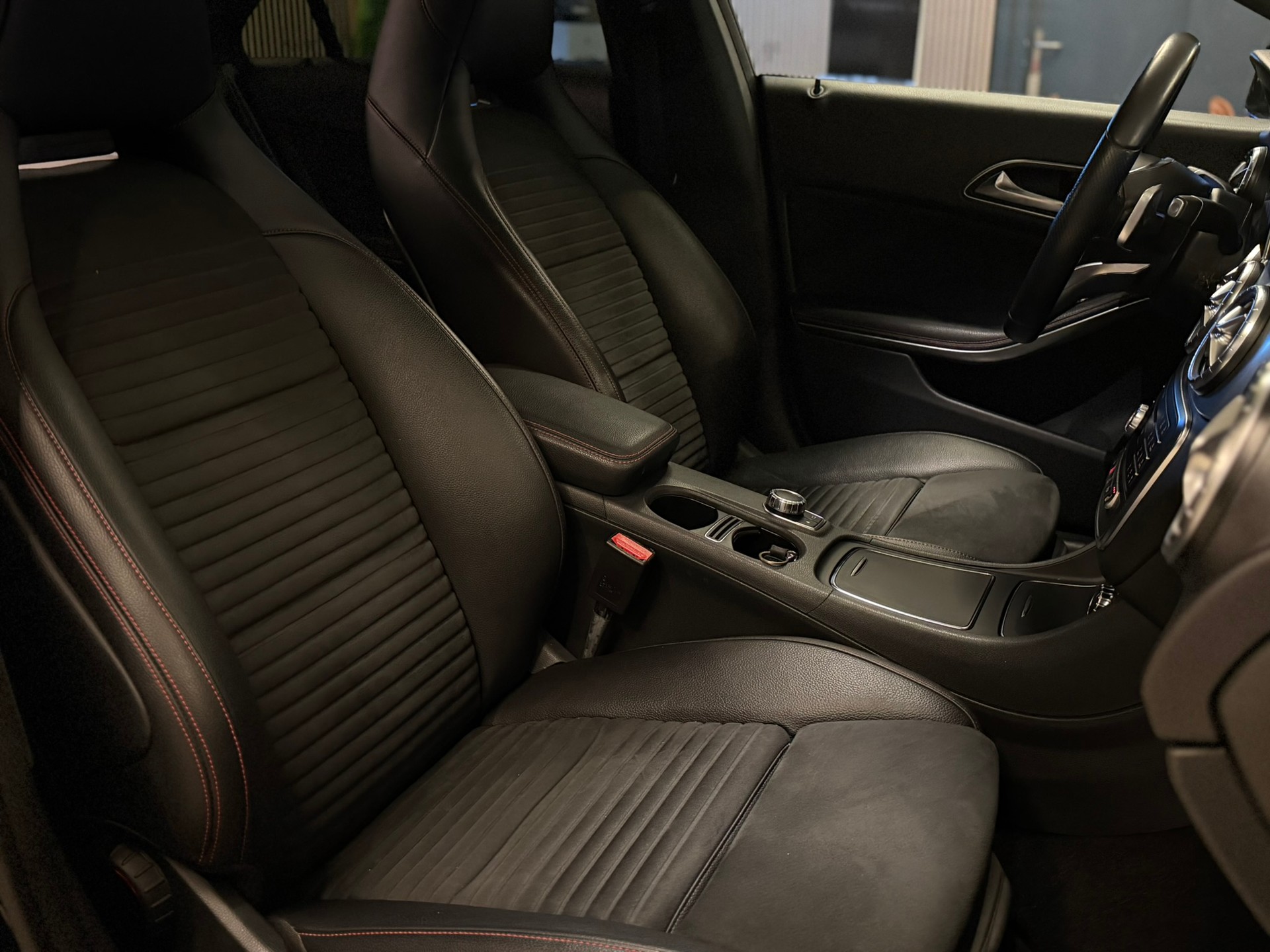 MERCEDES-BENZ CLA 200 AMG Line 7G-DCT-image-14